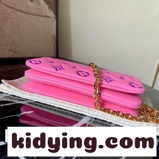 ルイ・ヴィトン バッグ ピンクコピー チェリーパウダーのPochette Coussinチェーンバッグはムーノグラムで綿羊の皮をエンボスして抱き枕のような柔らかい質感に仕上げている-1