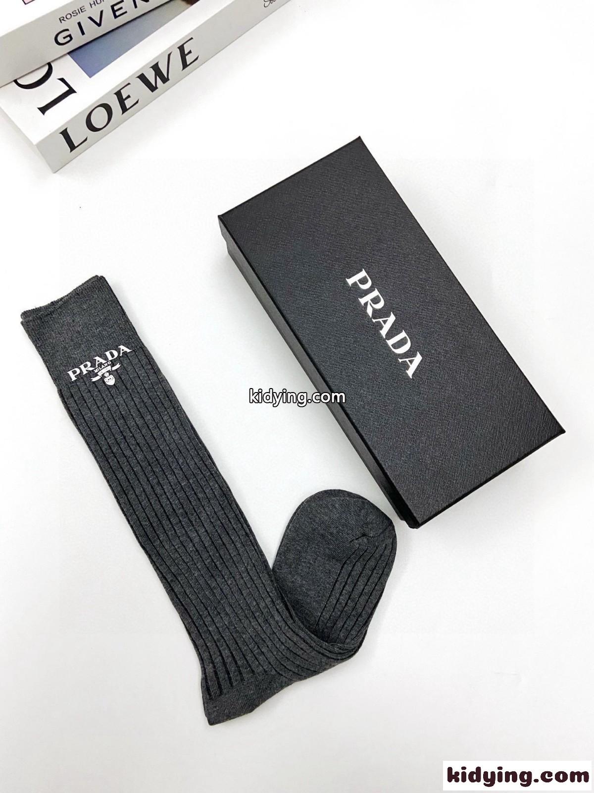 シンプル 上品 ロゴ入り ロングソックス プラダ 靴下 偽物 合わせやすい グレー-3