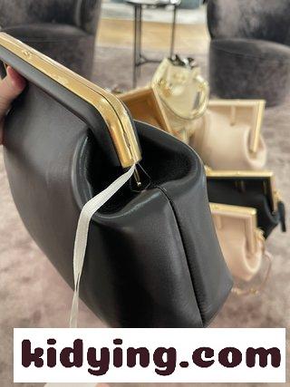 新しいFENDI Firstが来ました デザイナーKim Jonesが主導して デザインした最初のFend1は,従来のバッグ型を覆した フェンディ バッグ 新作 コピー-1