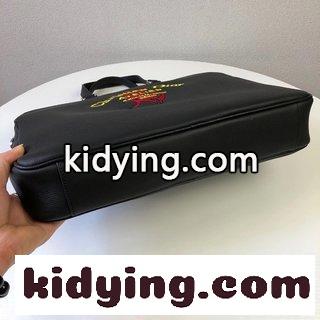 Dior-ディオールのコーナー ディオール バッグ 新作コピー 最新の男性の黒い炎の模様のロゴ バッグを手に持つ-4