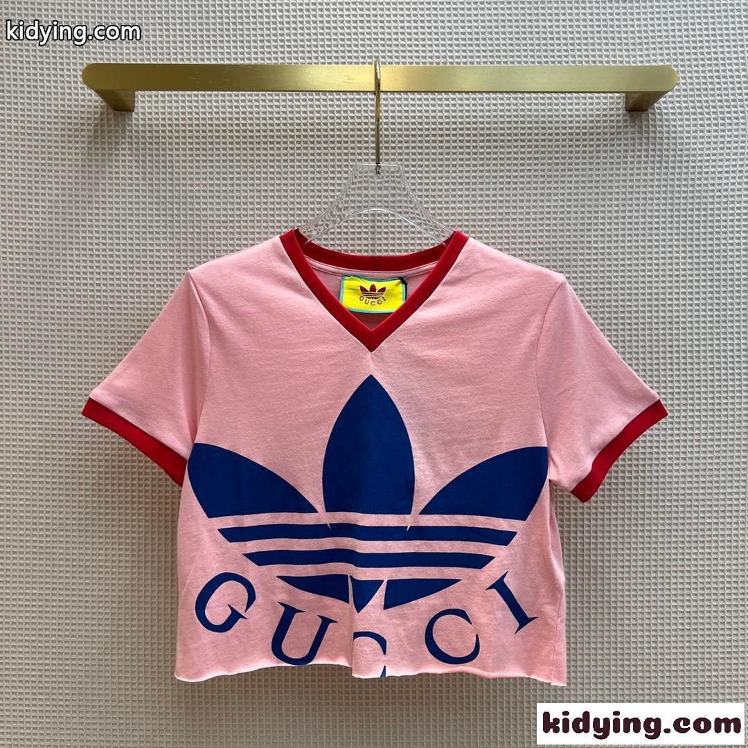 adidas x Gucci クロップドTシャツ Vネック ロゴ プリント グッチ Tシャツ コピー 半袖 トップス-0