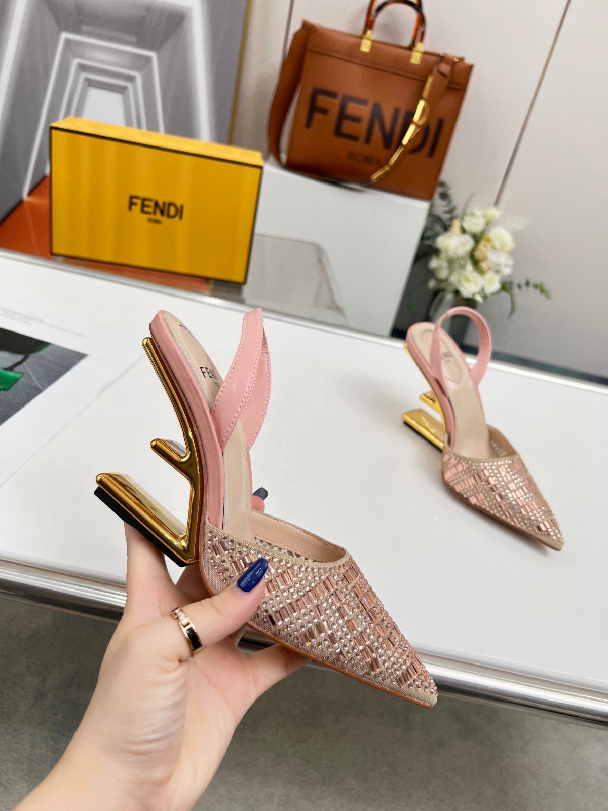 フェンディ ファースト パンプス コピー 女性らしい 上品 ラインストーン レディース-1