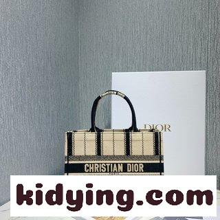 独特の絢爛効果をぶつけ合う クリスチャンディオール バッグ 刺繍コピー 三種類の異なる刺繍針法を含み 百二十万針の縫糸で精制されたものである-1