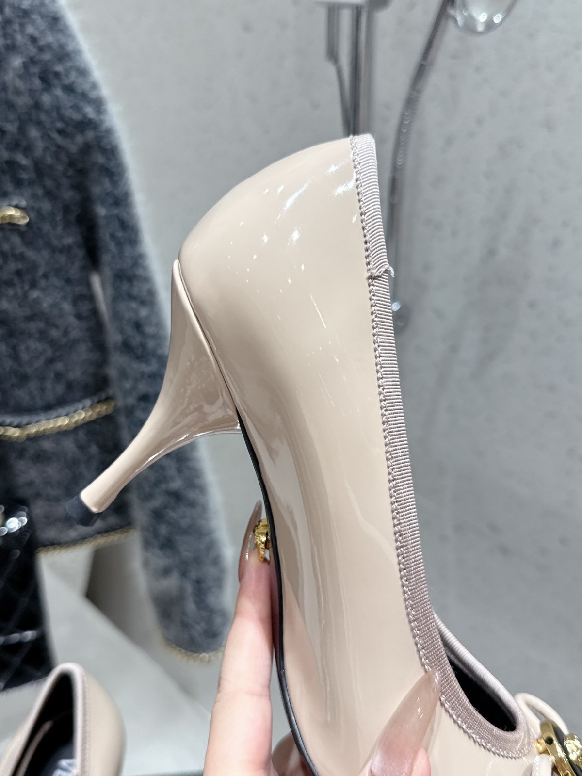 オペラ ボウ パテント パンプス ヴェルサーチェ スーパーコピー ハイヒール ベージュ-3