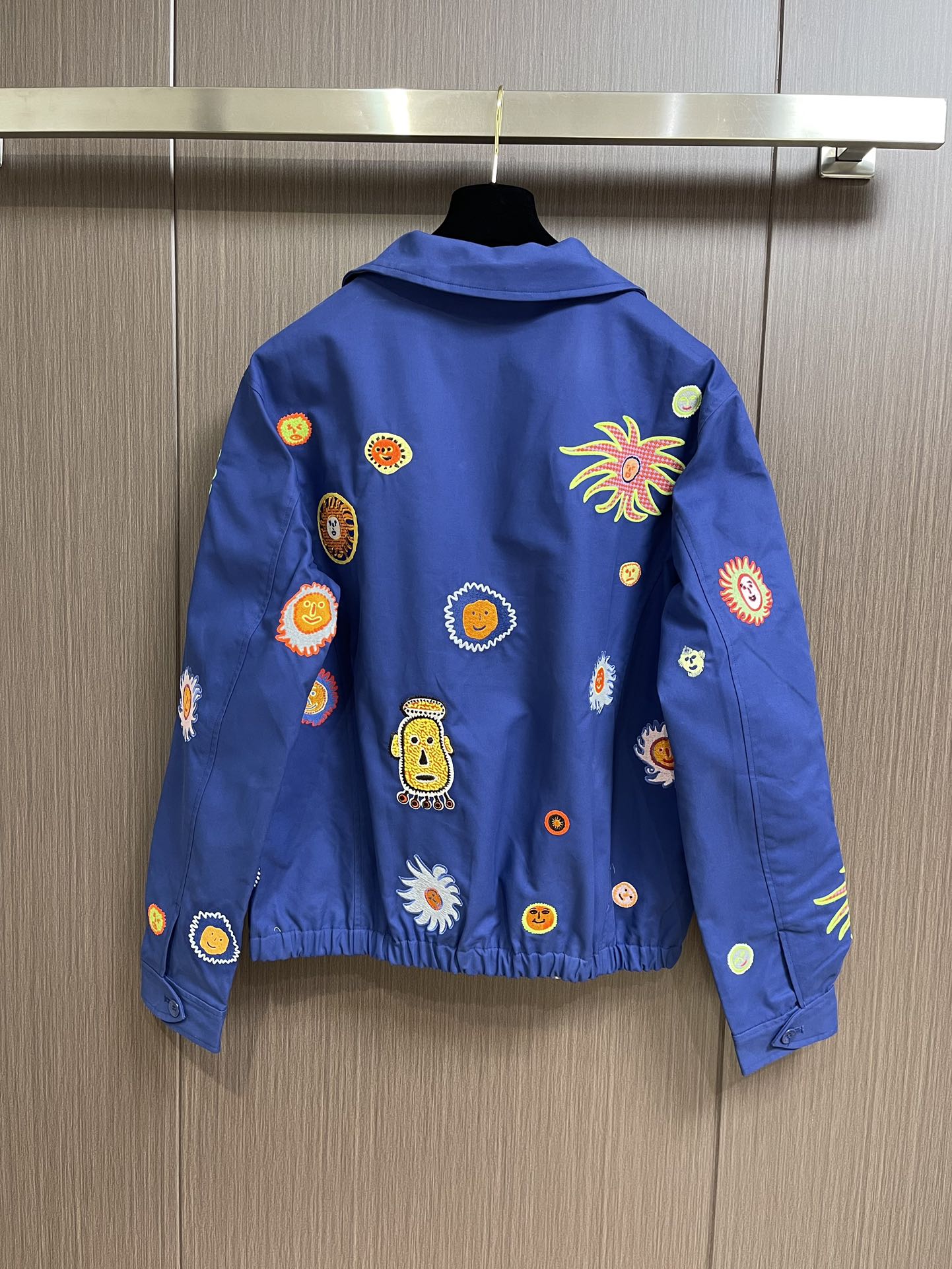 上品 カジュアル LV × YK エンブロイダードフェイスブルゾン ルイ・ヴィトン ジャケット コピー-1