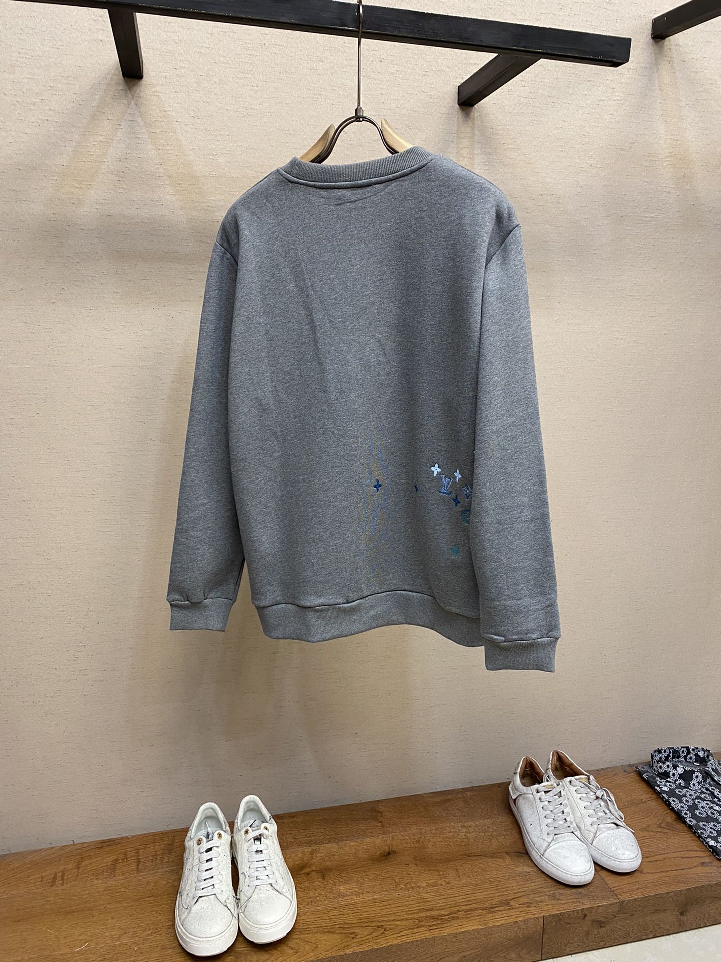 エンブロイダードコットンスウェットシャツ ルイヴィトン Tシャツ 偽物 グレー-0