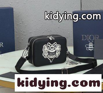 Diorディオール男性OBLIQUE柄バッグ 斜めがけバッグを手に持って 実物で撮影して 図は商品と一致している クリスチャンディオール 鞄 コピー-2