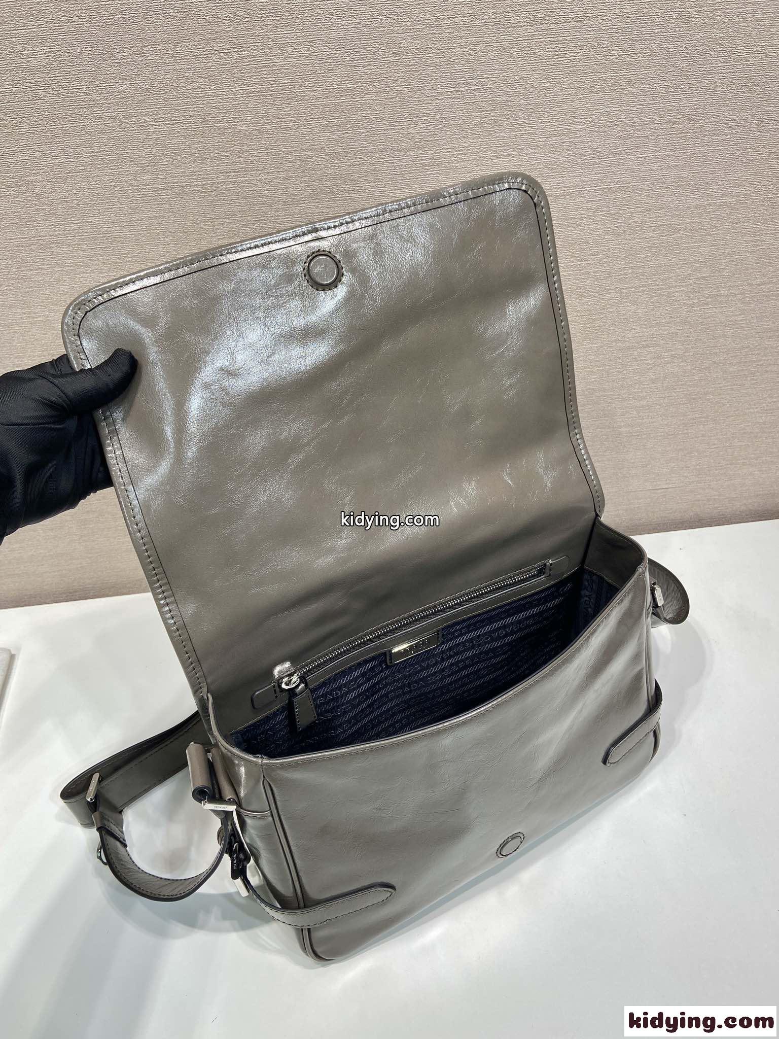 洗練された レザーショルダーバッグ プラダ バッグ コピー メンズバッグ グリーン-4