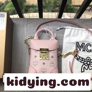 BerlinシリーズのデザインのインスピレーションはMCMに由来し 旅行の理念に根ざしている エムシーエム カバン コピー-4