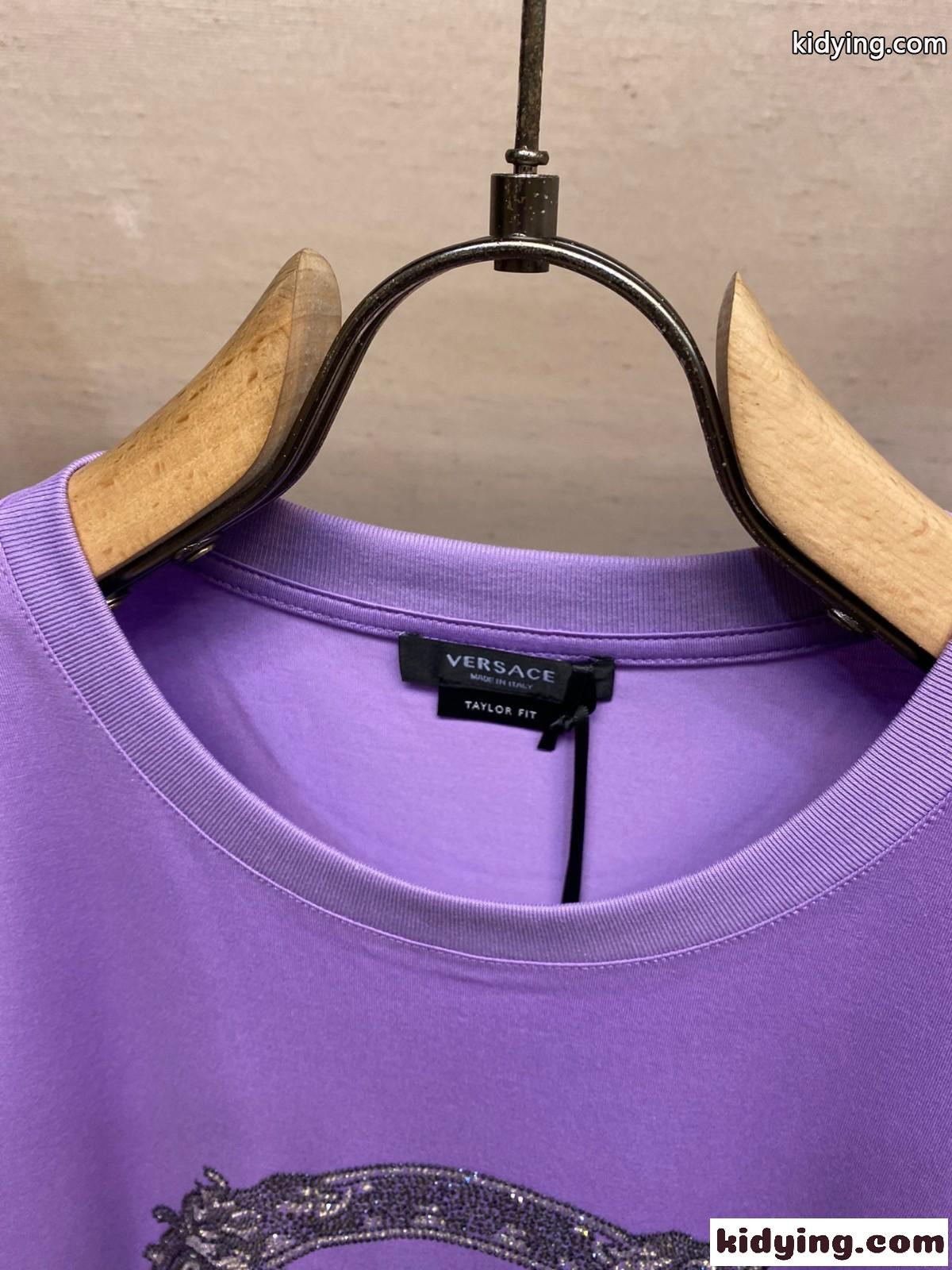 ラインストーン メドゥーサ カルトゥーシュ 半袖Tシャツ ヴェルサーチェ Tシャツ スーパーコピー パープル-0