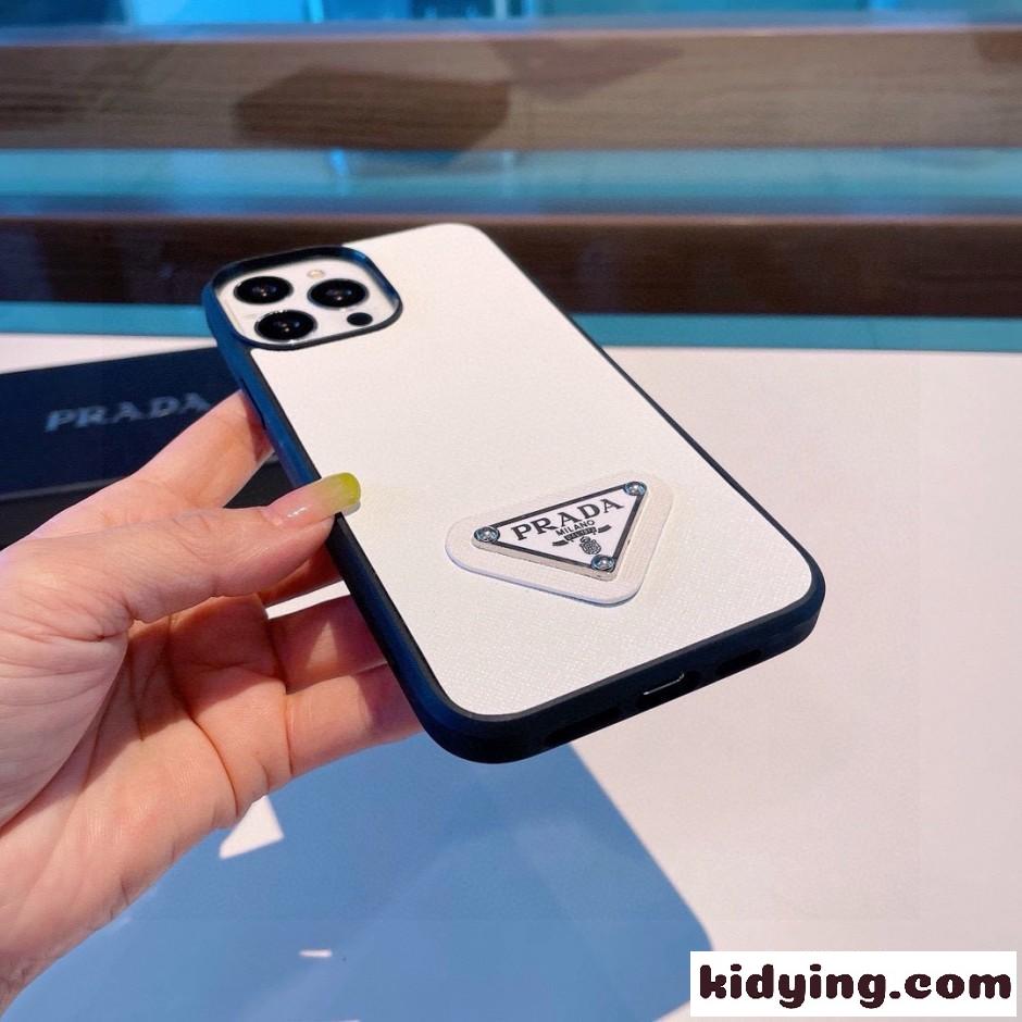 プラダ スマホケース 偽物 アイフォンケース トライアングルロゴ付き iPhone17-2