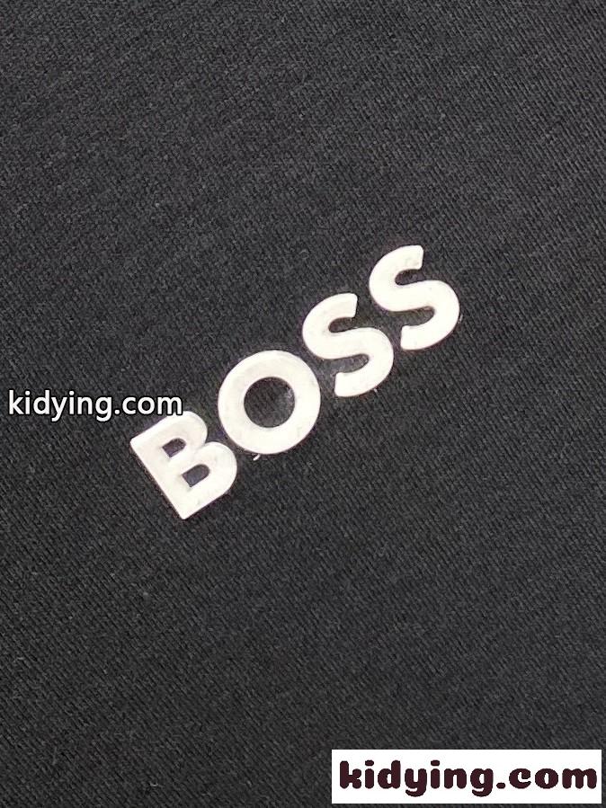 シンプル 洗練された 胸ロゴ ハーフジップ 長袖Tシャツ ヒューゴ・ボス Tシャツ 偽物 ブラック-1