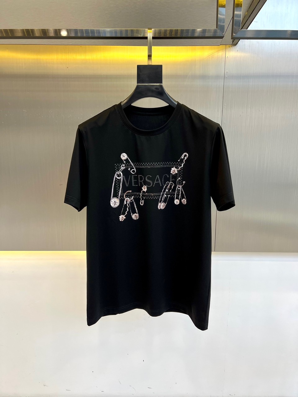 ロゴプリント ヴェルサーチェ Tシャツ 偽物 コットン ベーシック 半袖Tシャツ ブラック-1