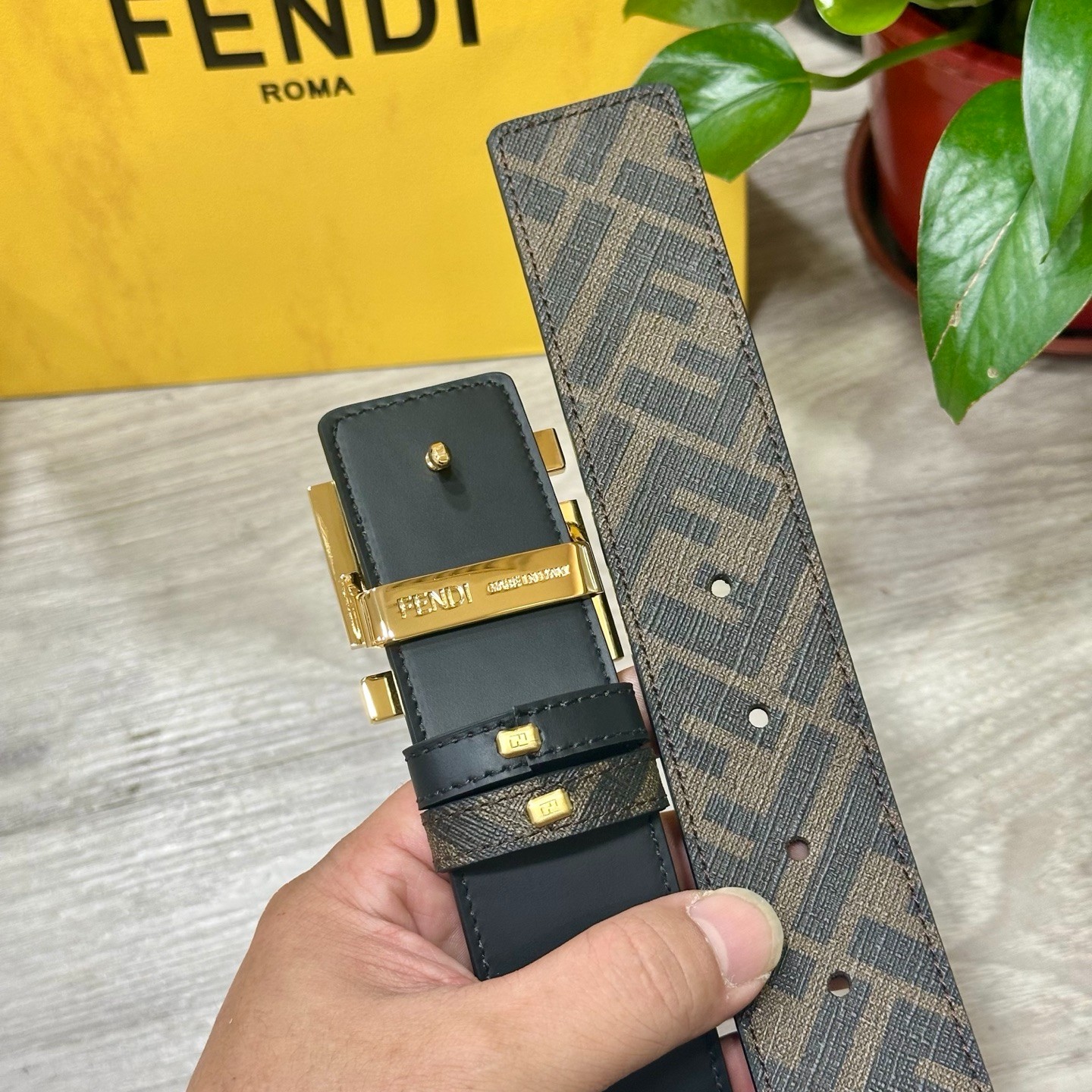 FFバックル リバーシブルベルト フェンディ ベルト 偽物 合わせやすい-3