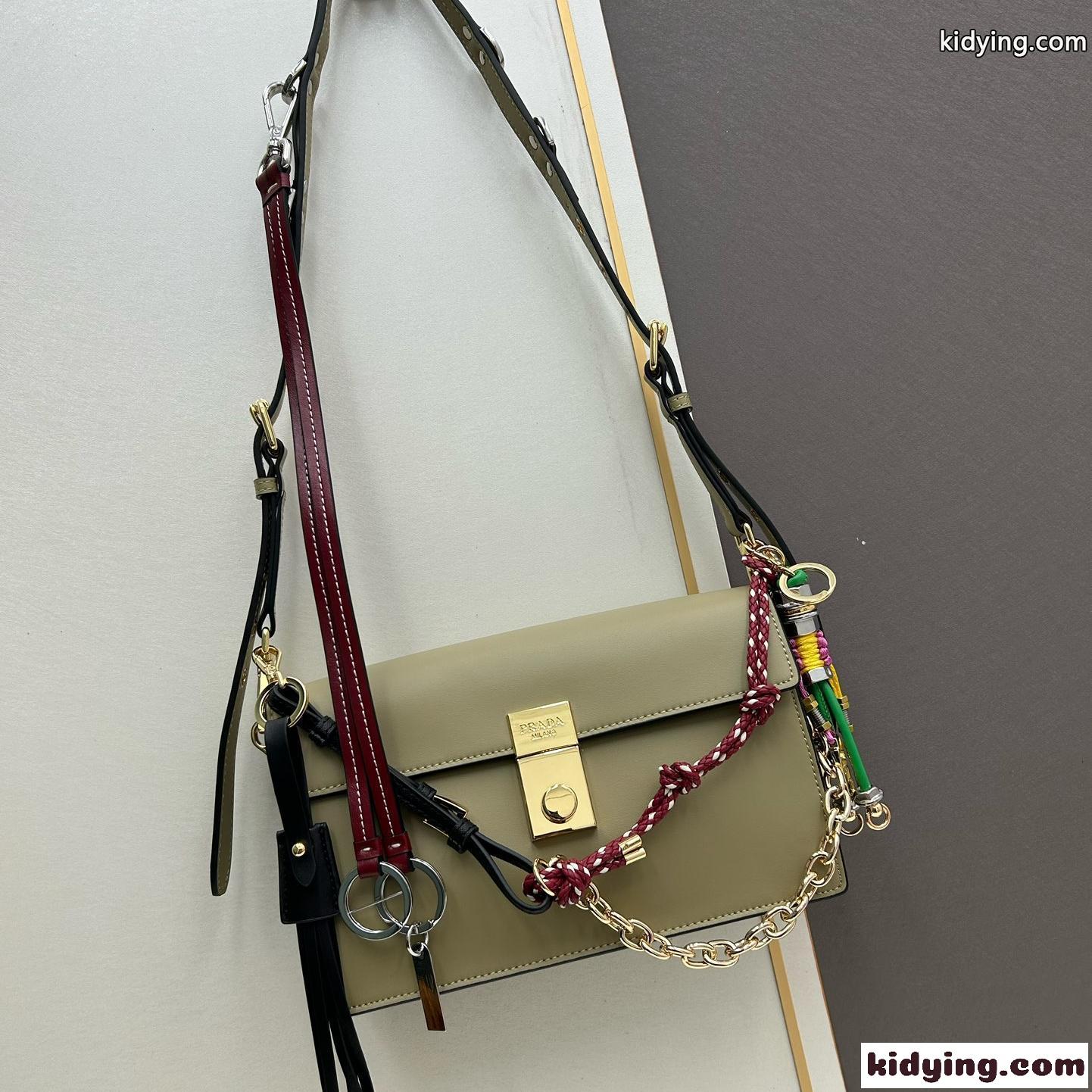 チャーム付 プラダ ソフトサウンド スモール レザー ショルダーバッグ コピー 1BD379 グリーン-0