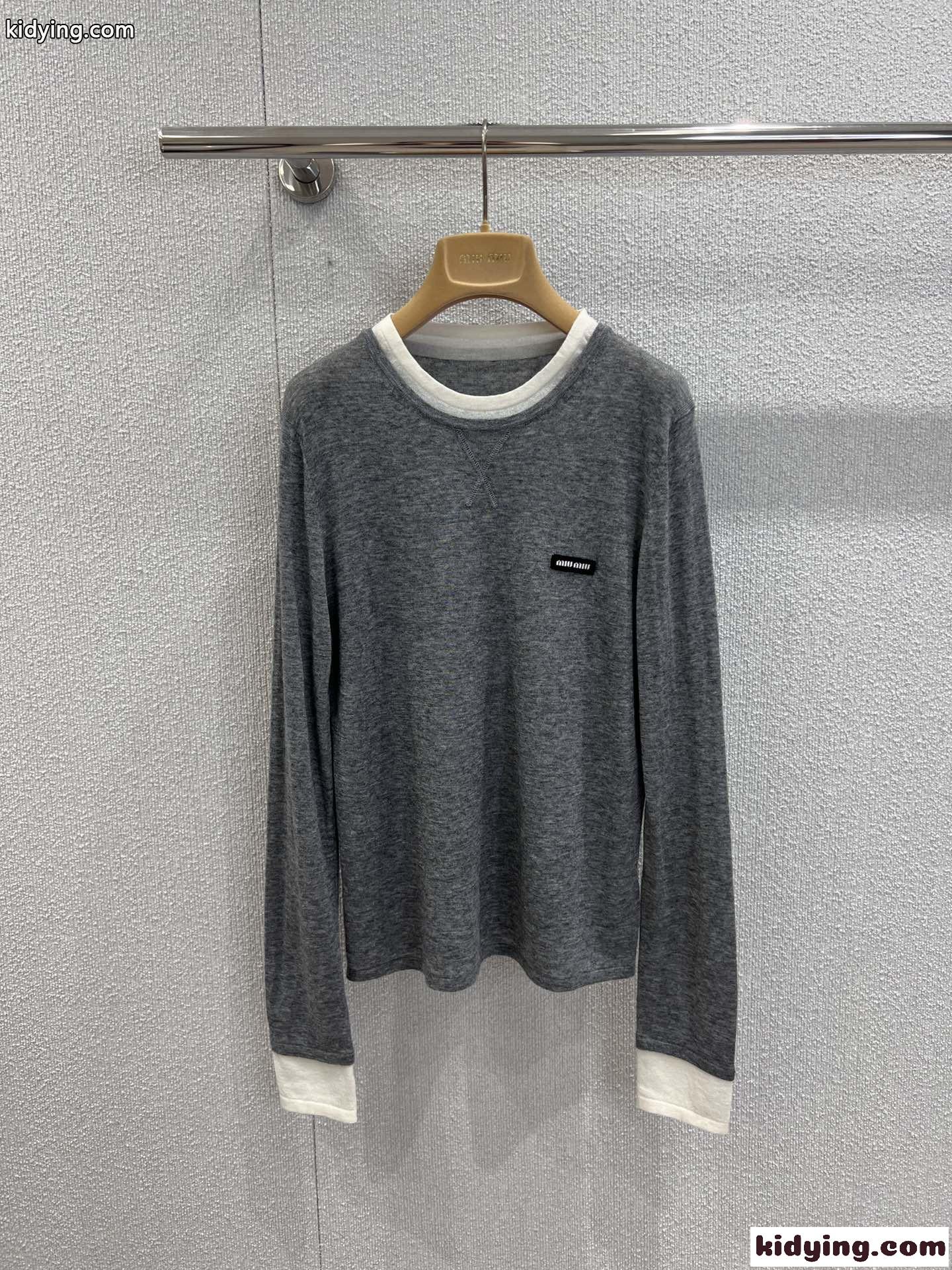 カジュアル 重ね着風 長袖Tシャツ ミュウミュウ Tシャツ コピー グレー-1