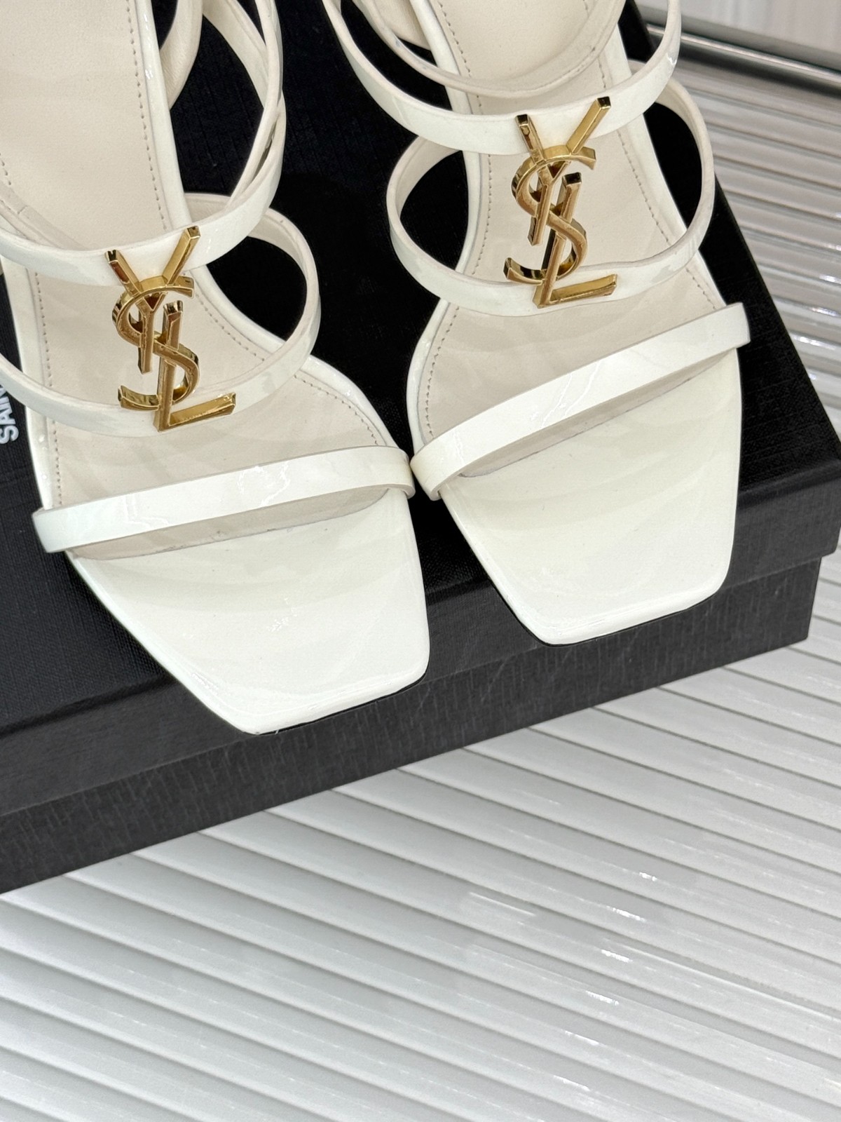 スタイルアップ YSL カサンドラ サンダル イヴ・サンローラン スーパーコピー ホワイト-4
