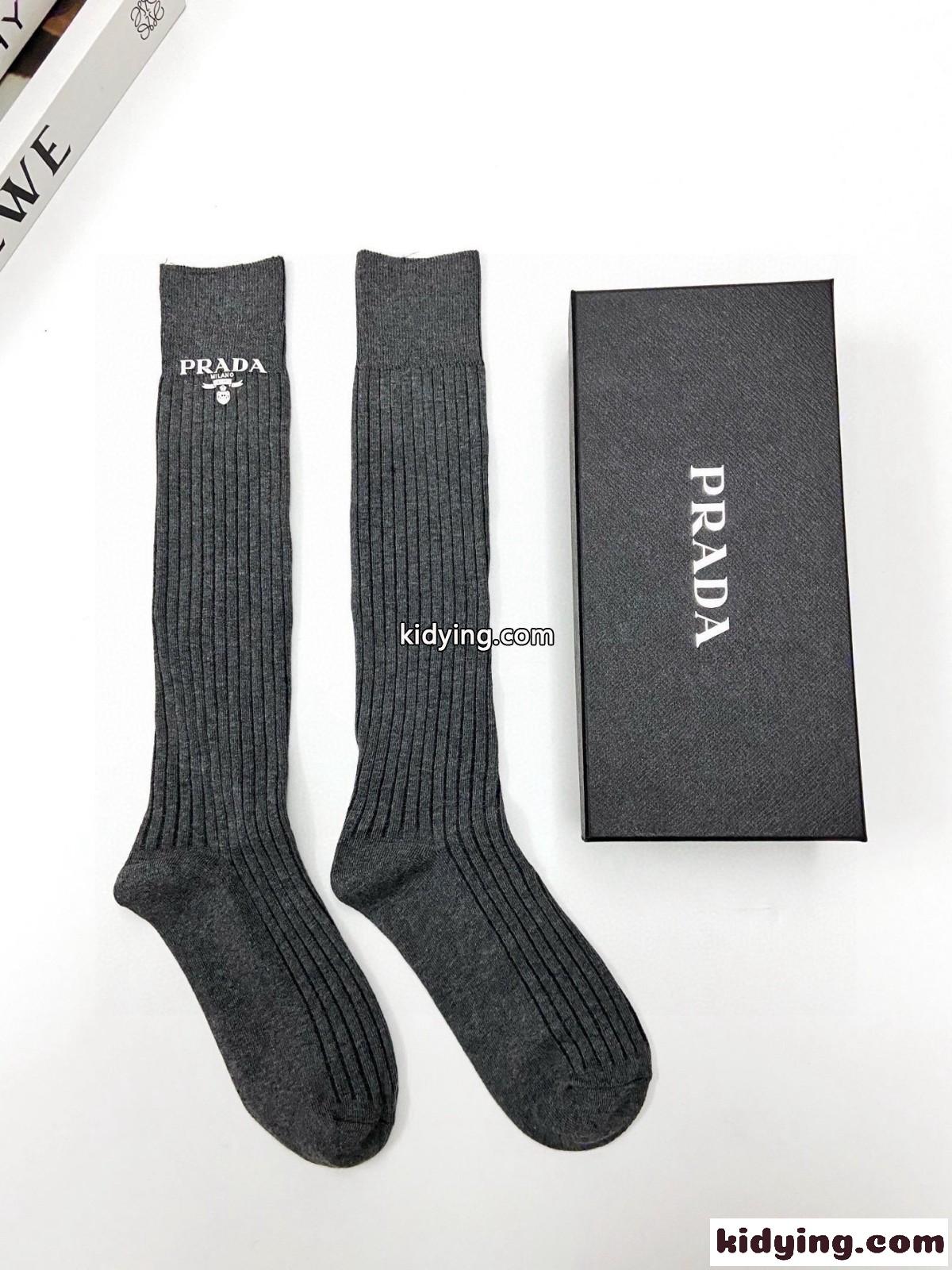シンプル 上品 ロゴ入り ロングソックス プラダ 靴下 偽物 合わせやすい グレー-2