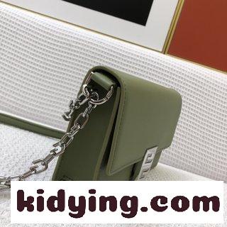 ​ジバンシーの新型チェーンバッグ 2つのサイズ 大衆のニーズに合って 人の金を全く選ばない ジバンシー バッグ 人気コピー-4