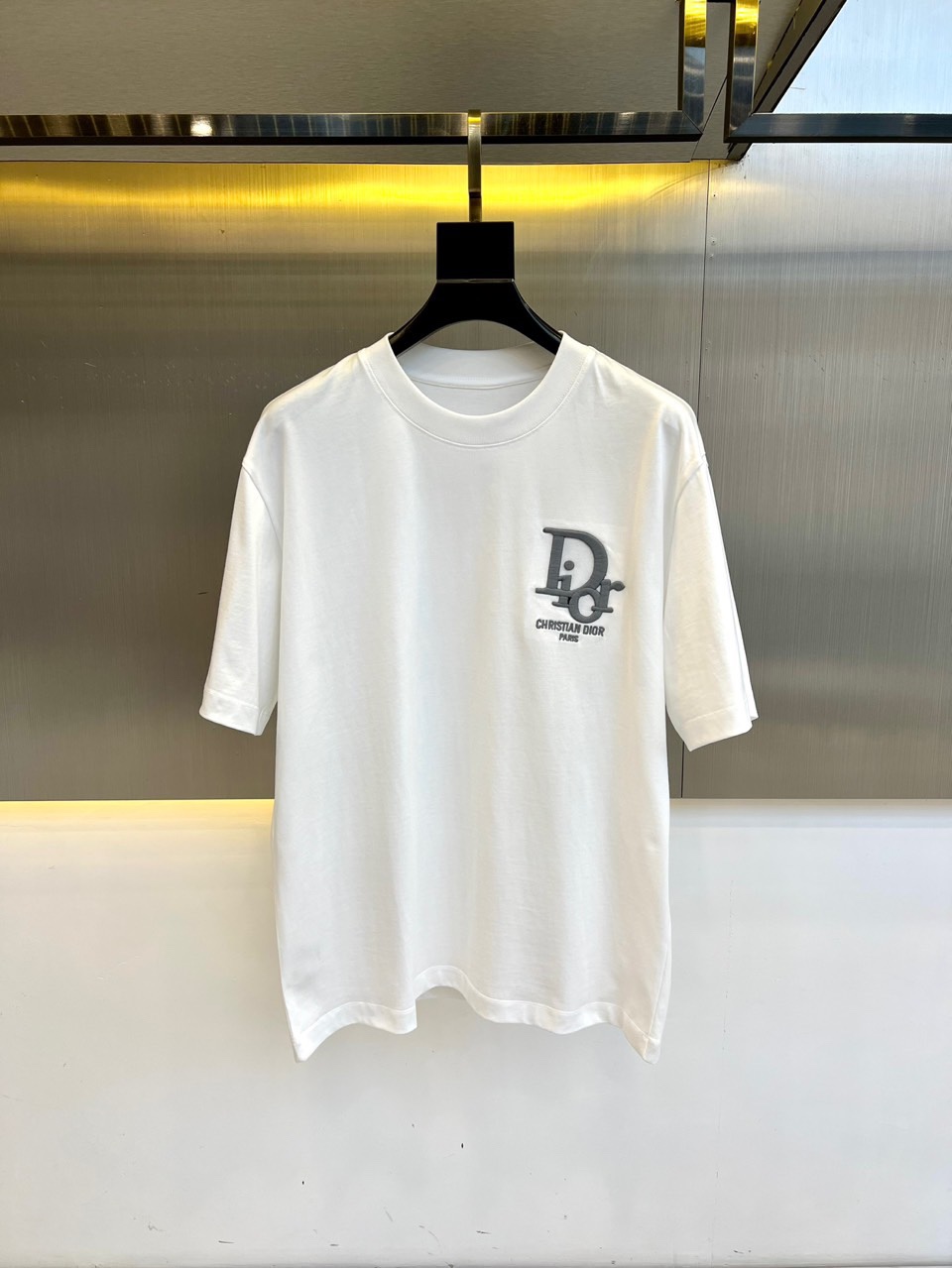 目を引く ロゴ刺繍 クリスチャン・ディオール Tシャツ 偽物 クルーネック ホワイト-0