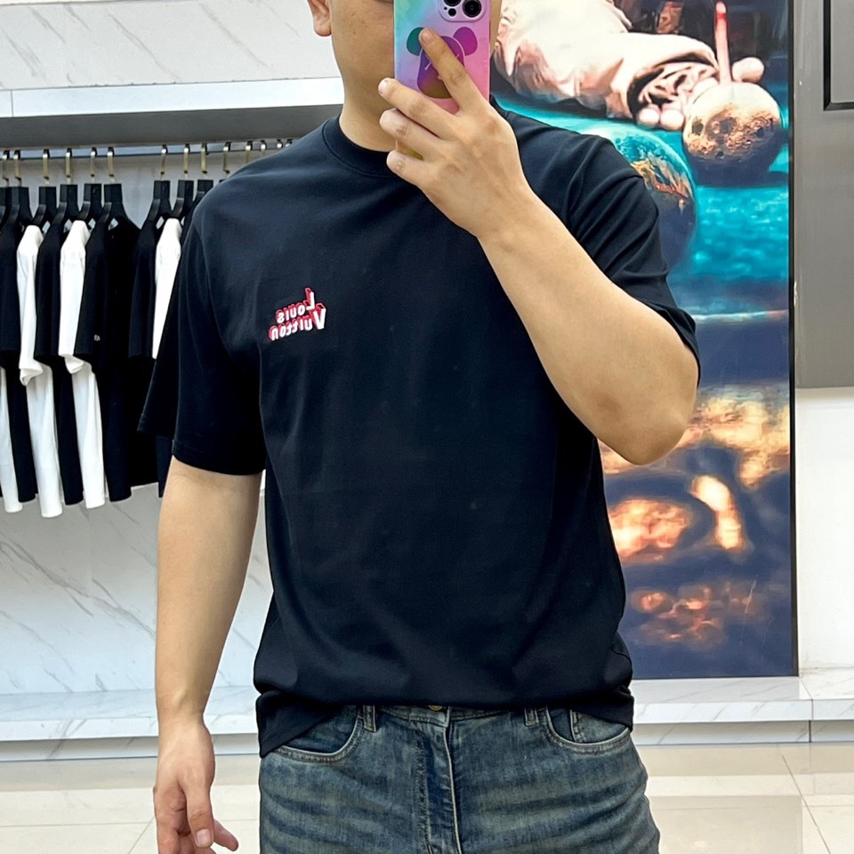 シンプル 洗練された ロゴ 半袖Tシャツ ルイ・ヴィトン Tシャツ 偽物 ブラック-1