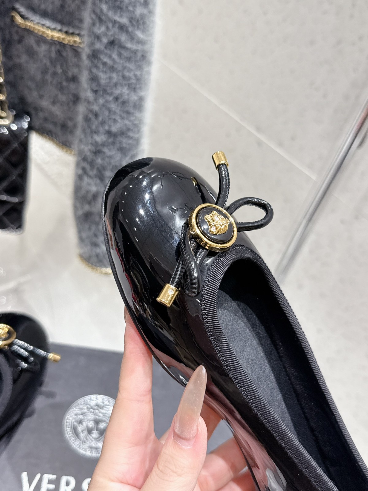オペラ ボウ パテント バレエシューズ ヴェルサーチェ パンプス 偽物 ブラック-1
