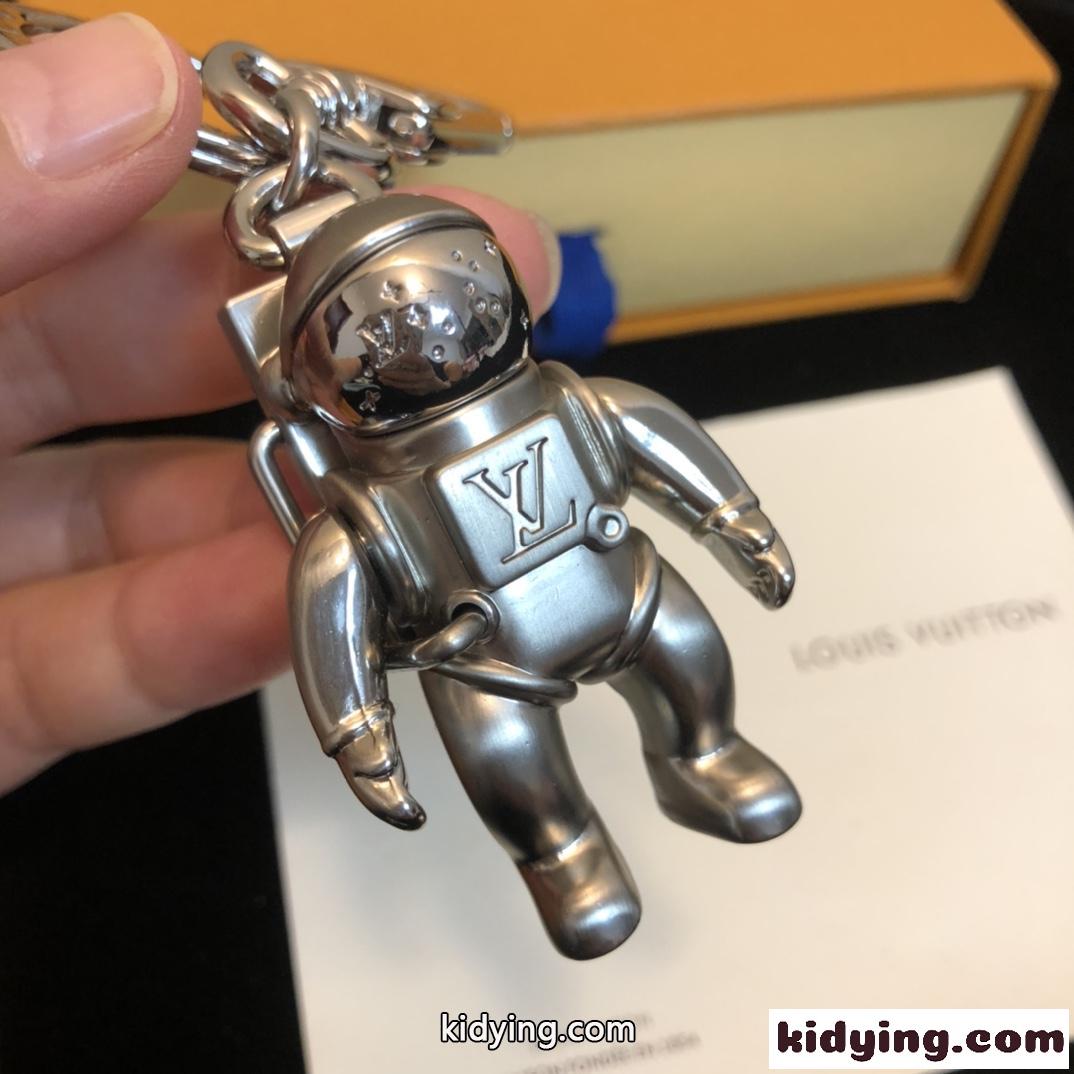 人気 おしゃれ ルイヴィトン キーホルダー コピー 宇宙飛行士 上品 キーリング バッグチャーム MP2213-1