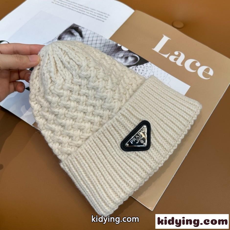 トライアングルロゴ ビーニー ニットキャップ プラダ キャップ 偽物 アイボリー-3