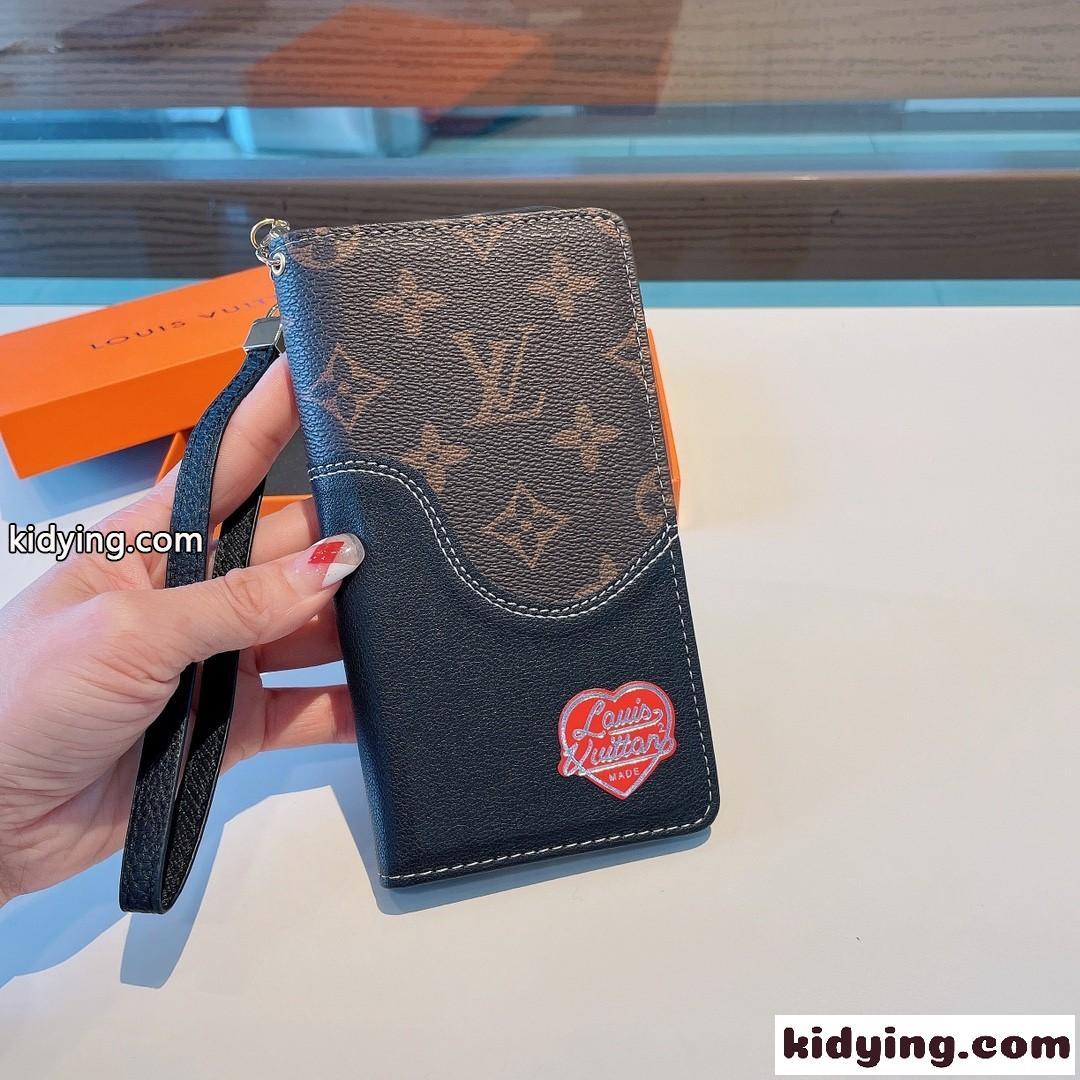 iPhone 13手帳型 ルイ・ヴィトン アイフォンケース コピー 人気 おしゃれ カード収納 ストラップ スタンド機能-0