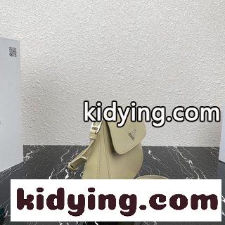 プラダバッグ 売値 新型のわきの下バッグに合わせて今年の大火に対応したカバー新作のわきの下バッグが人気を集めている コピー-3