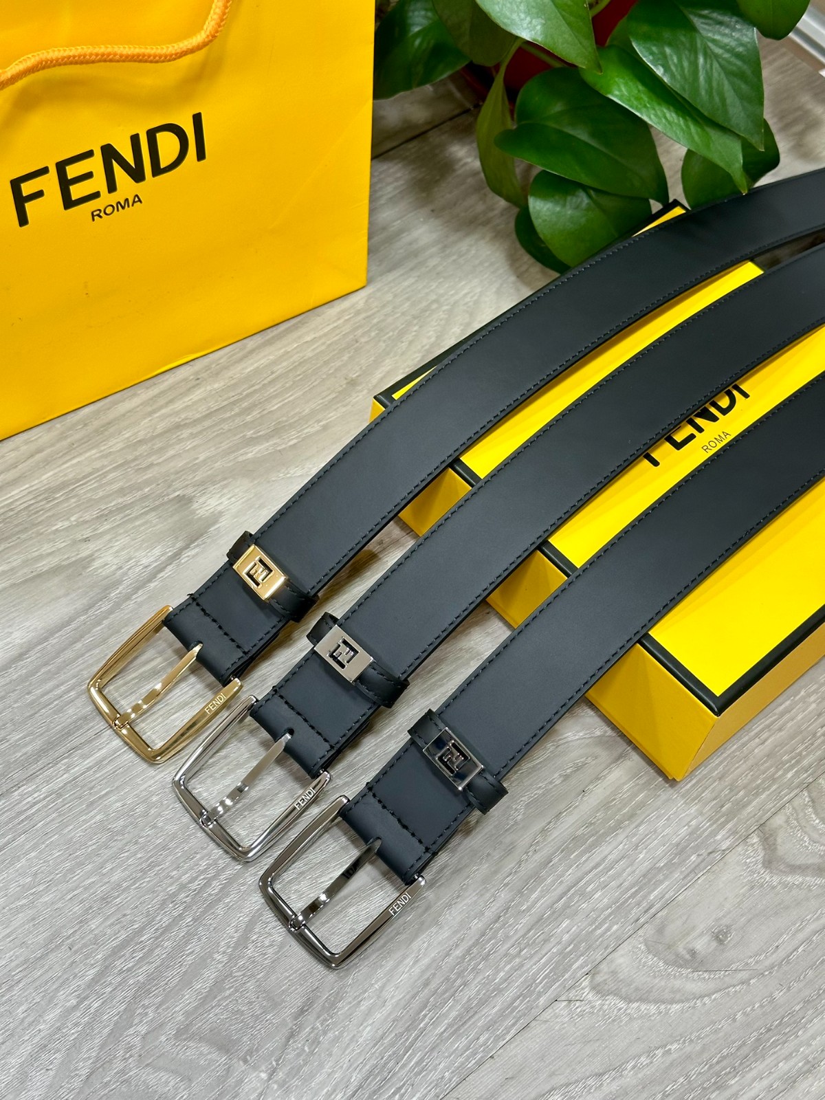 洗練された シンプル レザーベルト フェンディ ベルト 偽物 合わせやすい-2