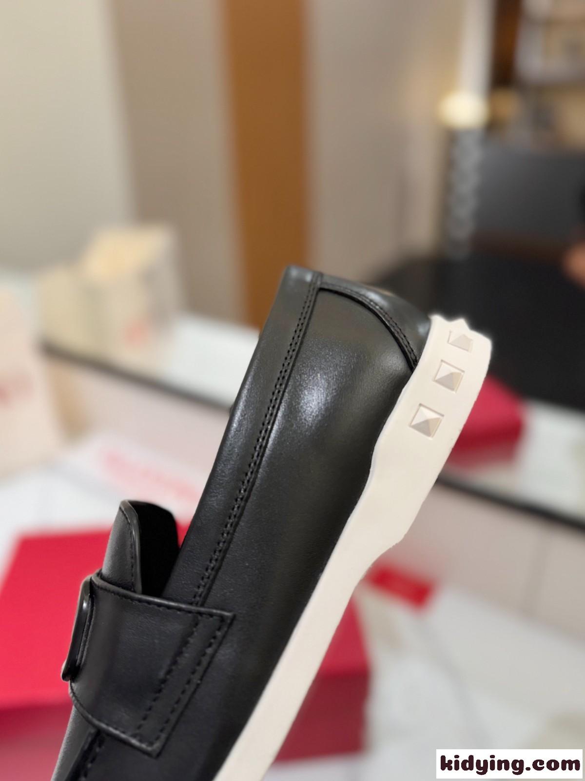 レジャーフロー カーフスキン ローファー ヴァレンティノ シューズ コピー ブラック-1