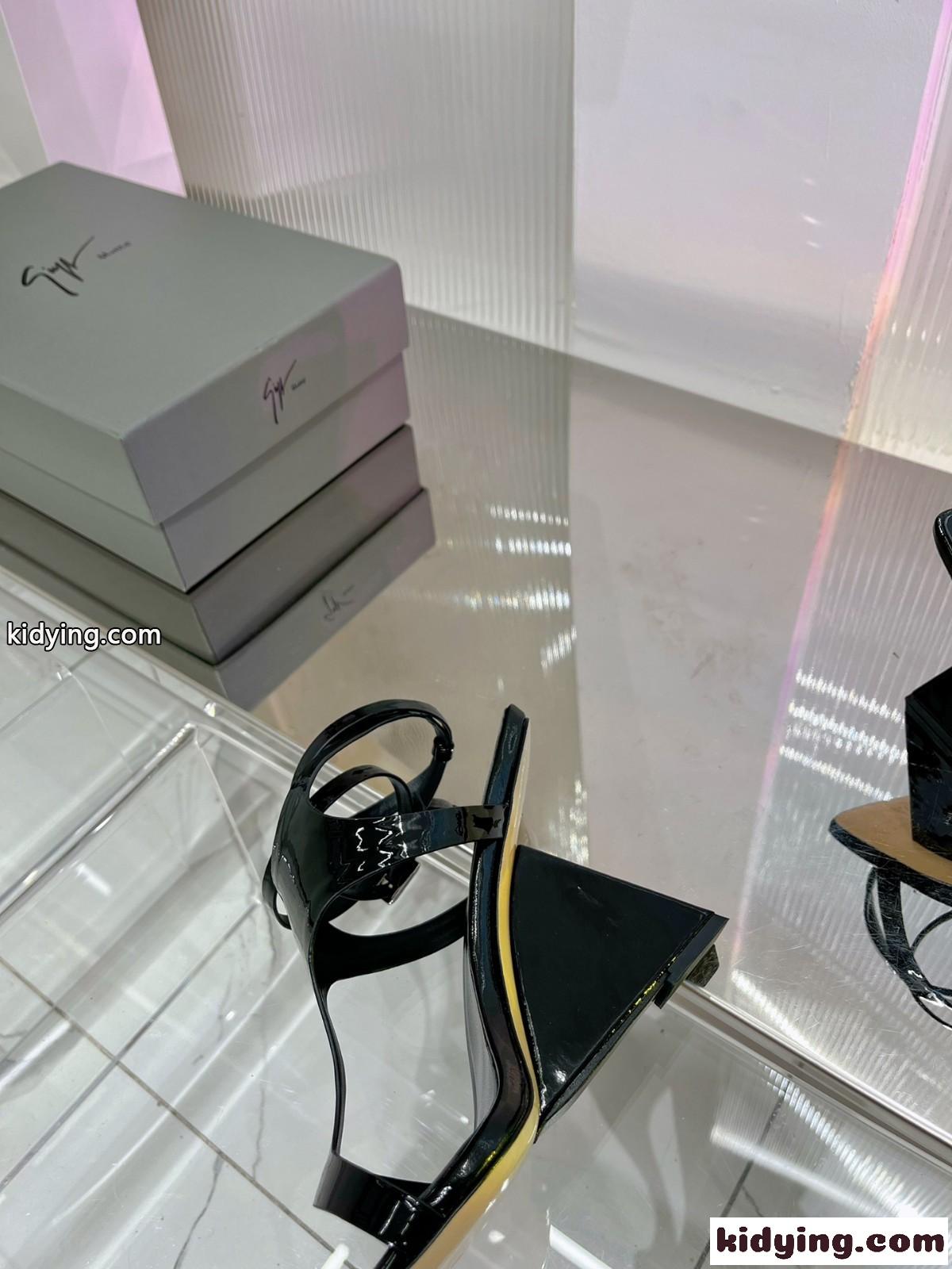 上品 レディース パテントレザー ジュゼッペ・ザノッティ サンダル コピー ブラック-3