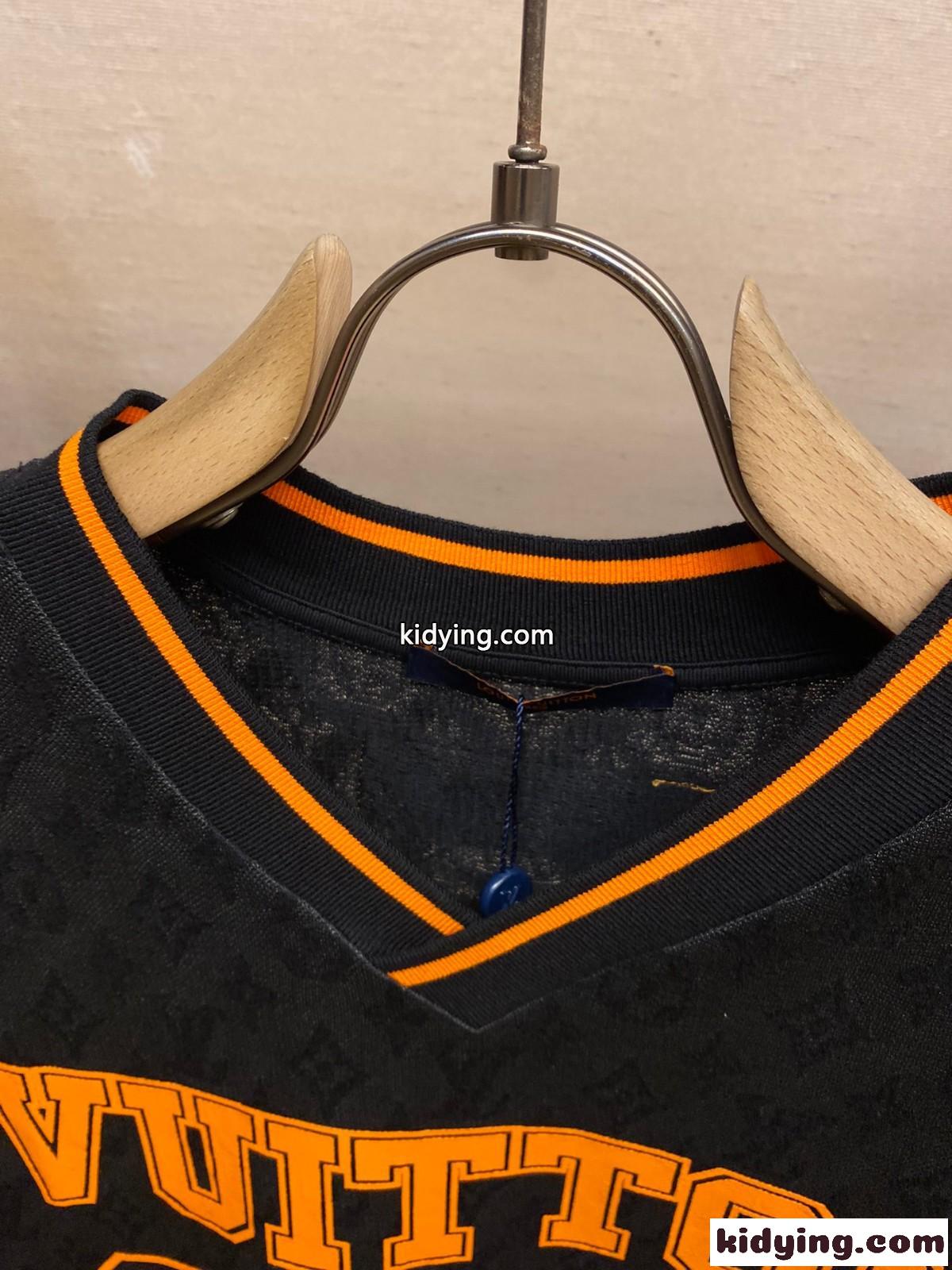モノグラムスポーティVネックTシャツ ルイ・ヴィトン Tシャツ コピー 半袖-2
