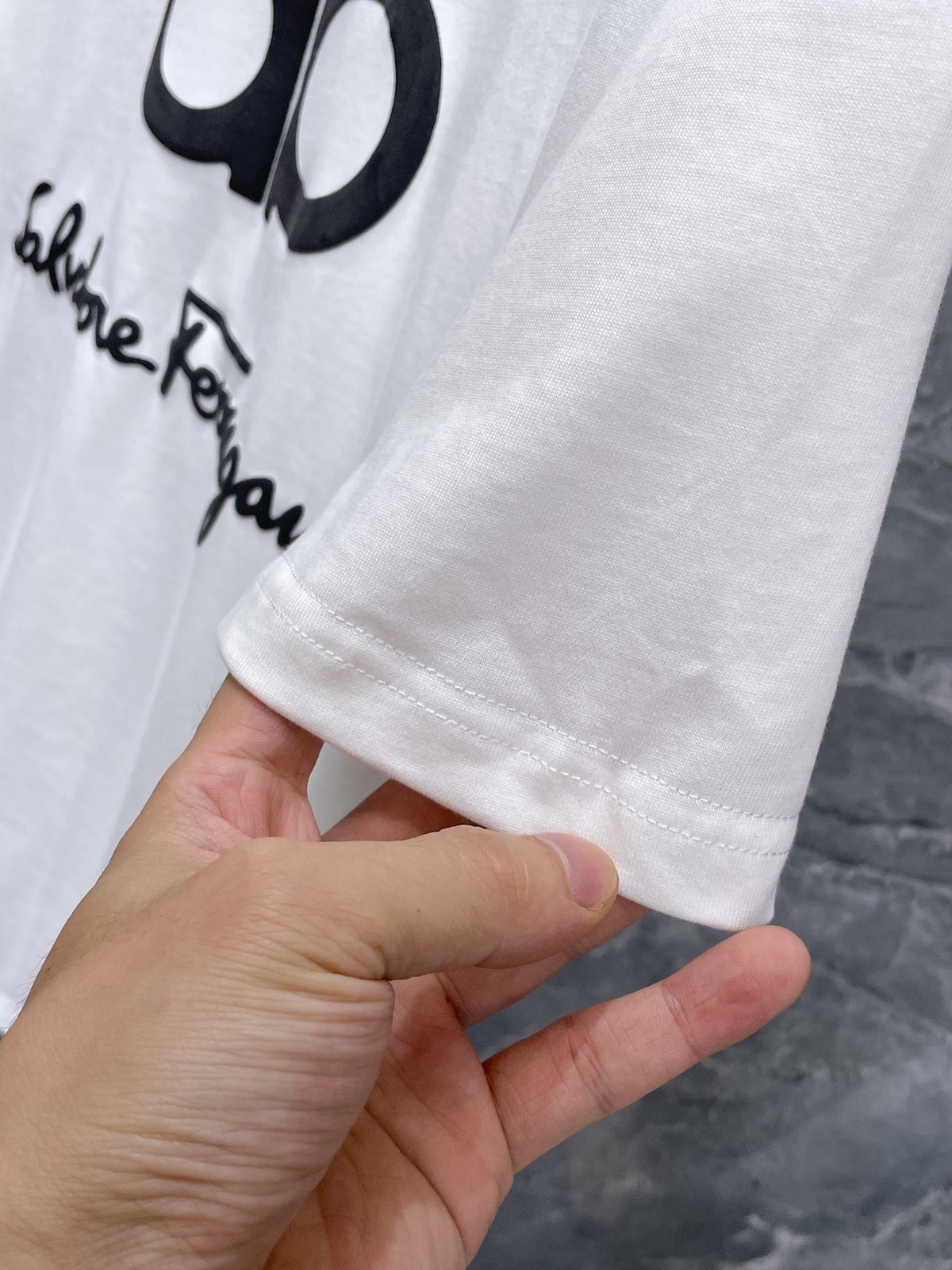 シンプル ロゴ入り クルーネックTシャツ サルヴァトーレ・フェラガモ 半袖Tシャツ コピー ホワイト-3