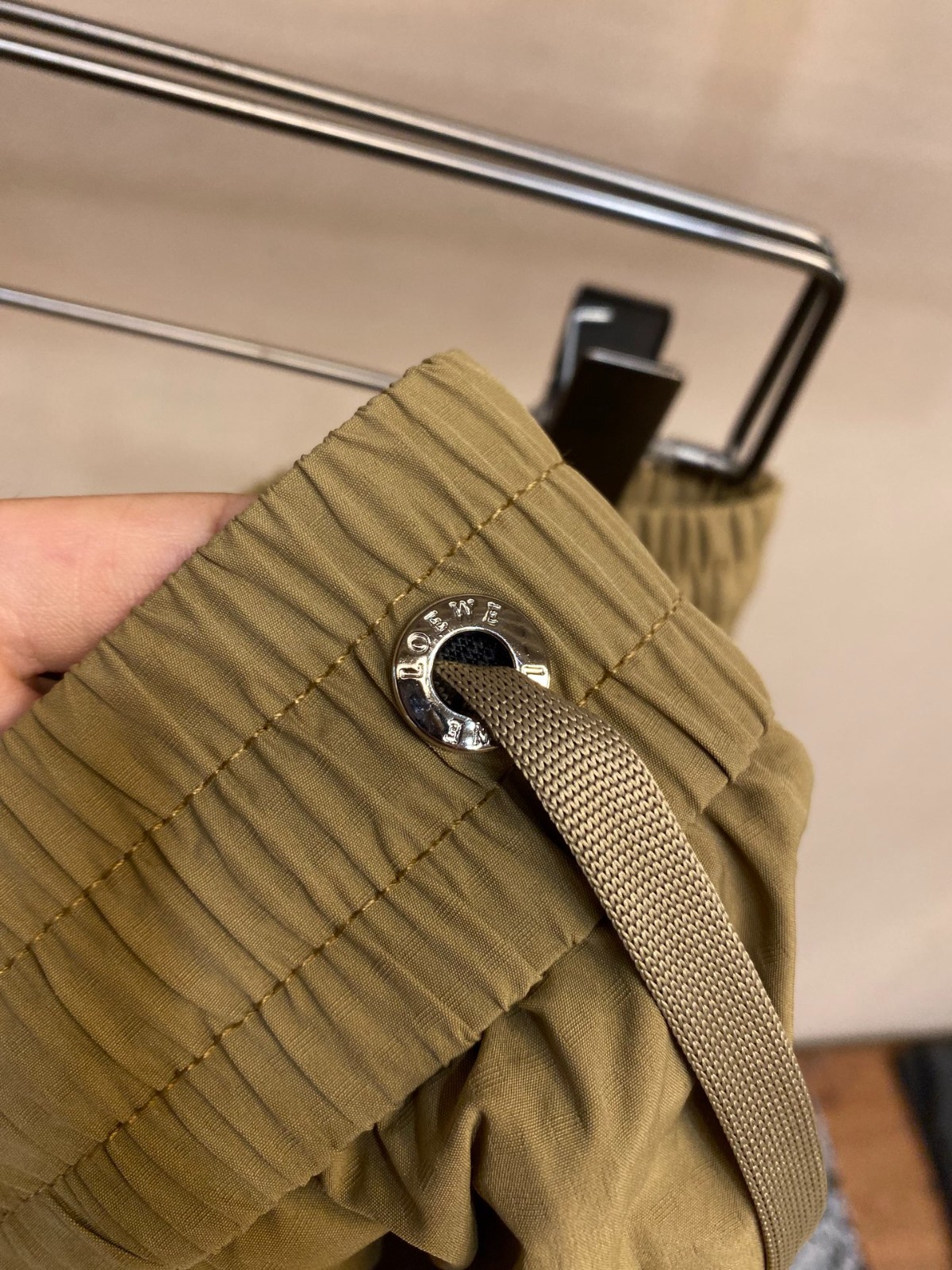 夏の定番 ロエベ パンツ 偽物 シンプル 洗練された ロゴ ショートパンツ カーキ-1