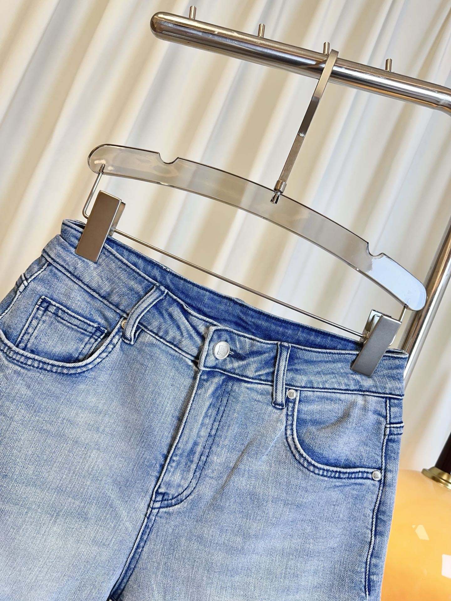 お洒落 ロールアップ ロゴ入り デニムショートパンツ ジバンシィ パンツ コピー ライトブルー-2