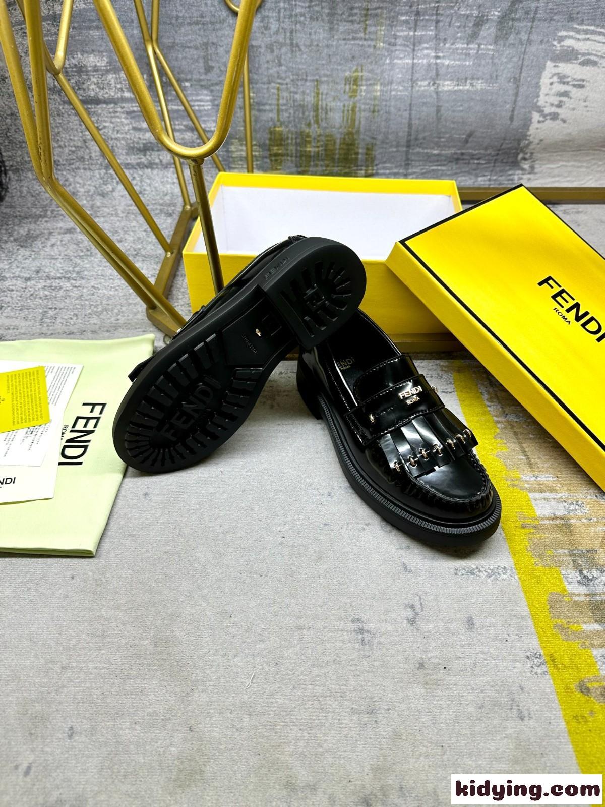 フェンディ フィーロ レザー ローファー スーパーコピー ブラック-3