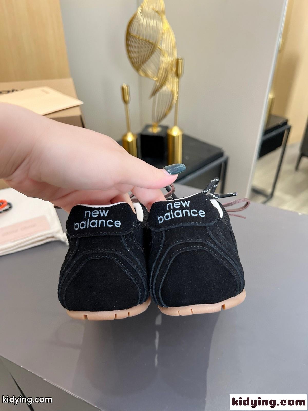 ミュウミュウ スニーカー コピー New Balance x Miu Miu xxx スエードxメッシュ スニーカー ブラック-0