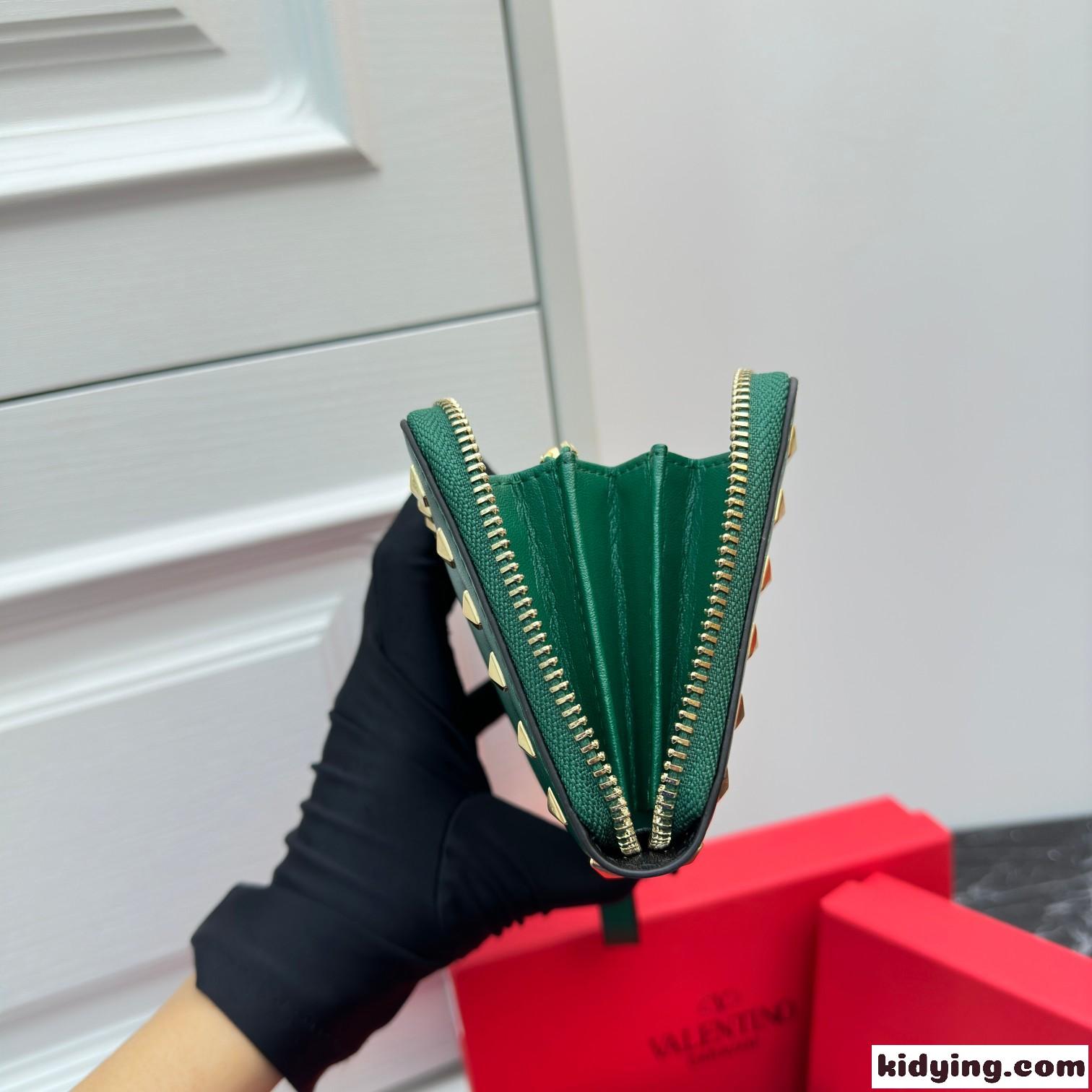ロックスタッズ カーフスキン ジップウォレット ヴァレンティノ 財布 コピー グリーン-3