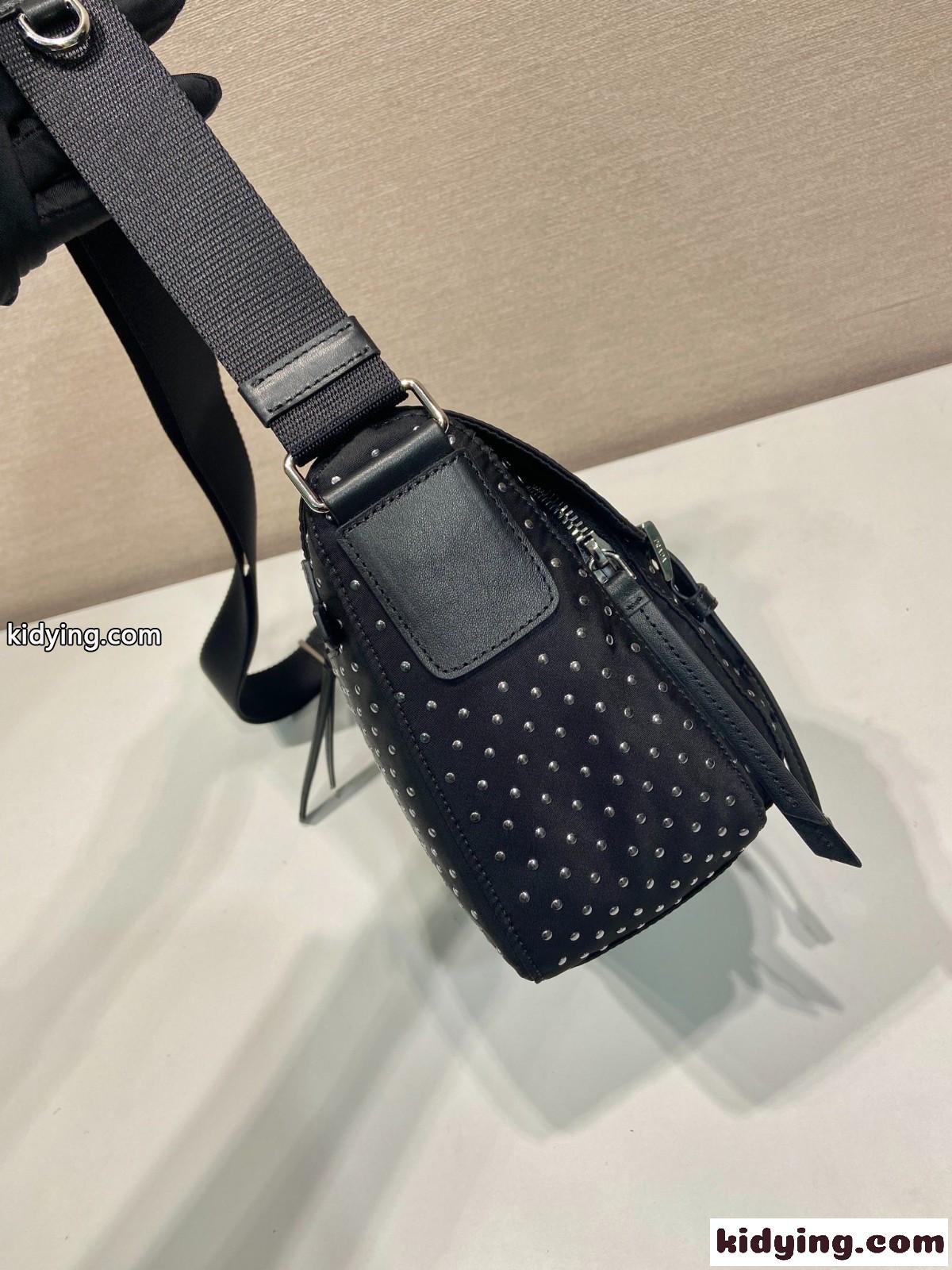 プラダ スタッズ付 Re-Nylon ショルダーバッグ スーパーコピー 1BD382-3