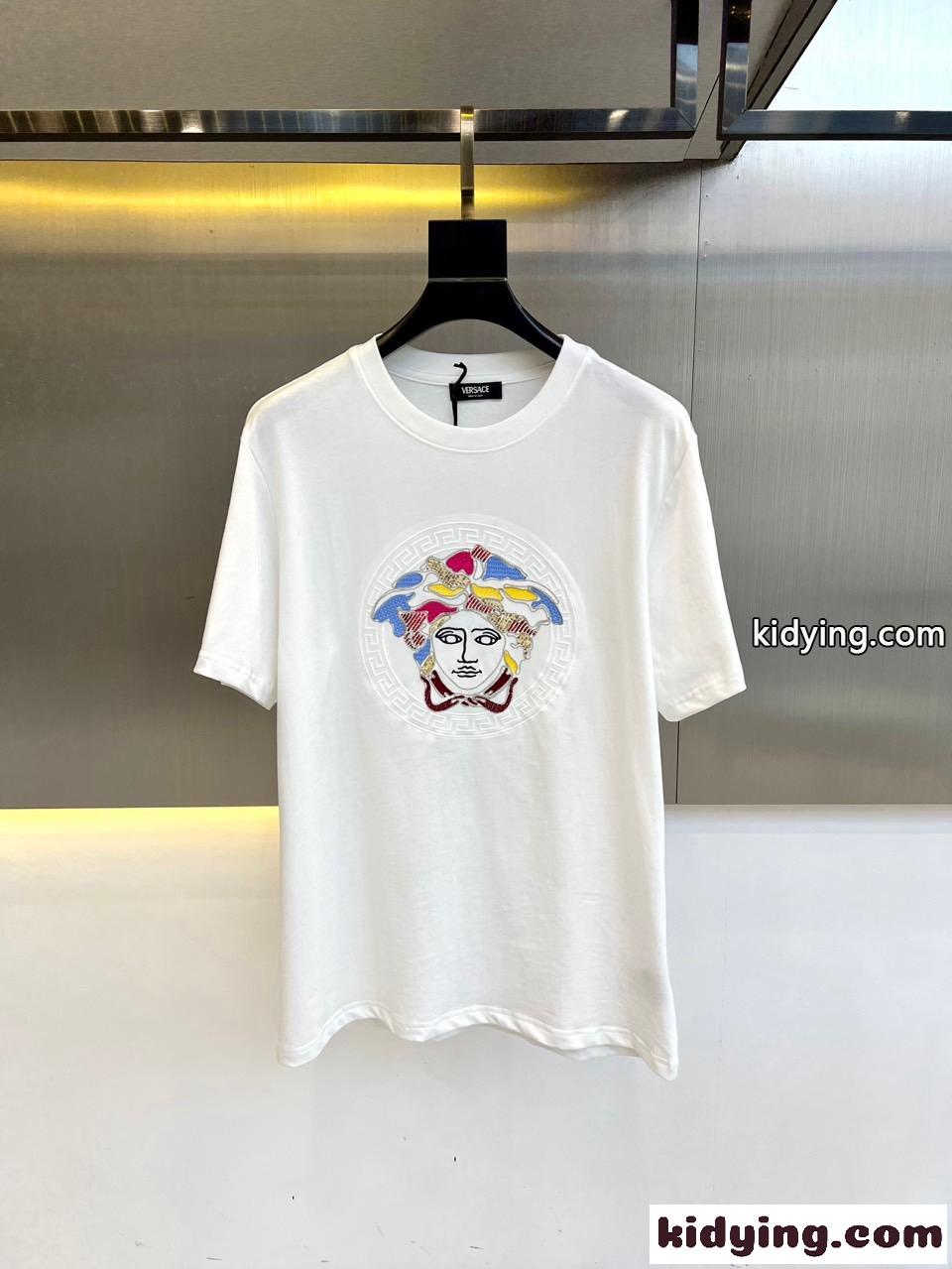 ヴェルサーチェ Tシャツ 偽物 シンプル ロゴ入り 半袖Tシャツ ホワイト-0