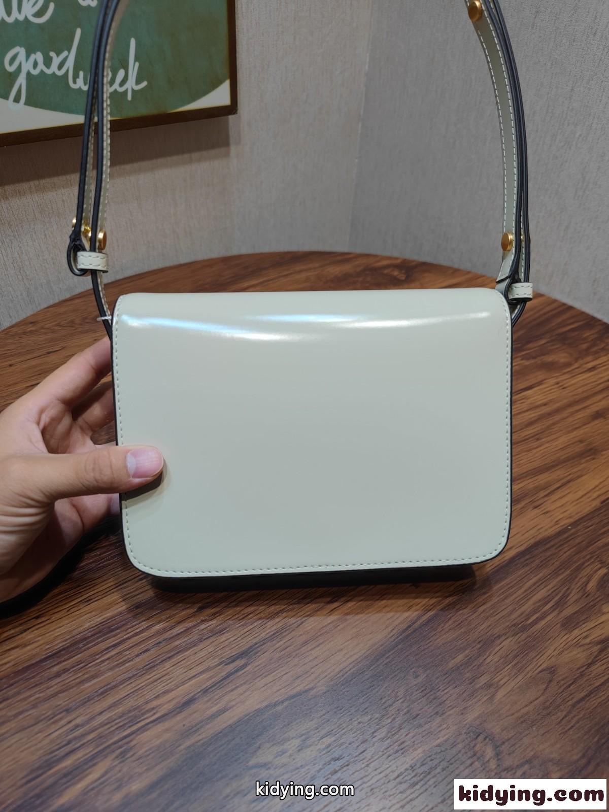 上品 パテントレザー ロビンソンバッグ トリーバーチ バッグ コピー レディース ショルダーバッグ ホワイト-1