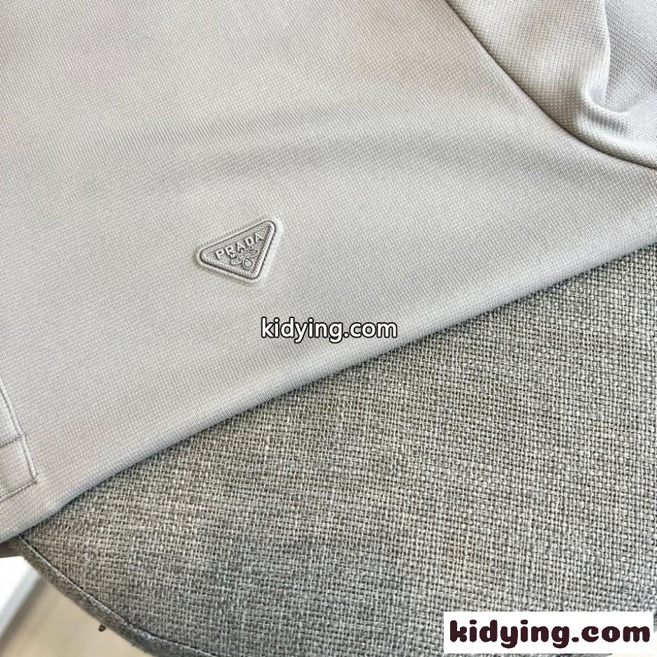 プラダ Tシャツ 偽物 洗練された シンプル 半袖 ポロシャツ グレー-2
