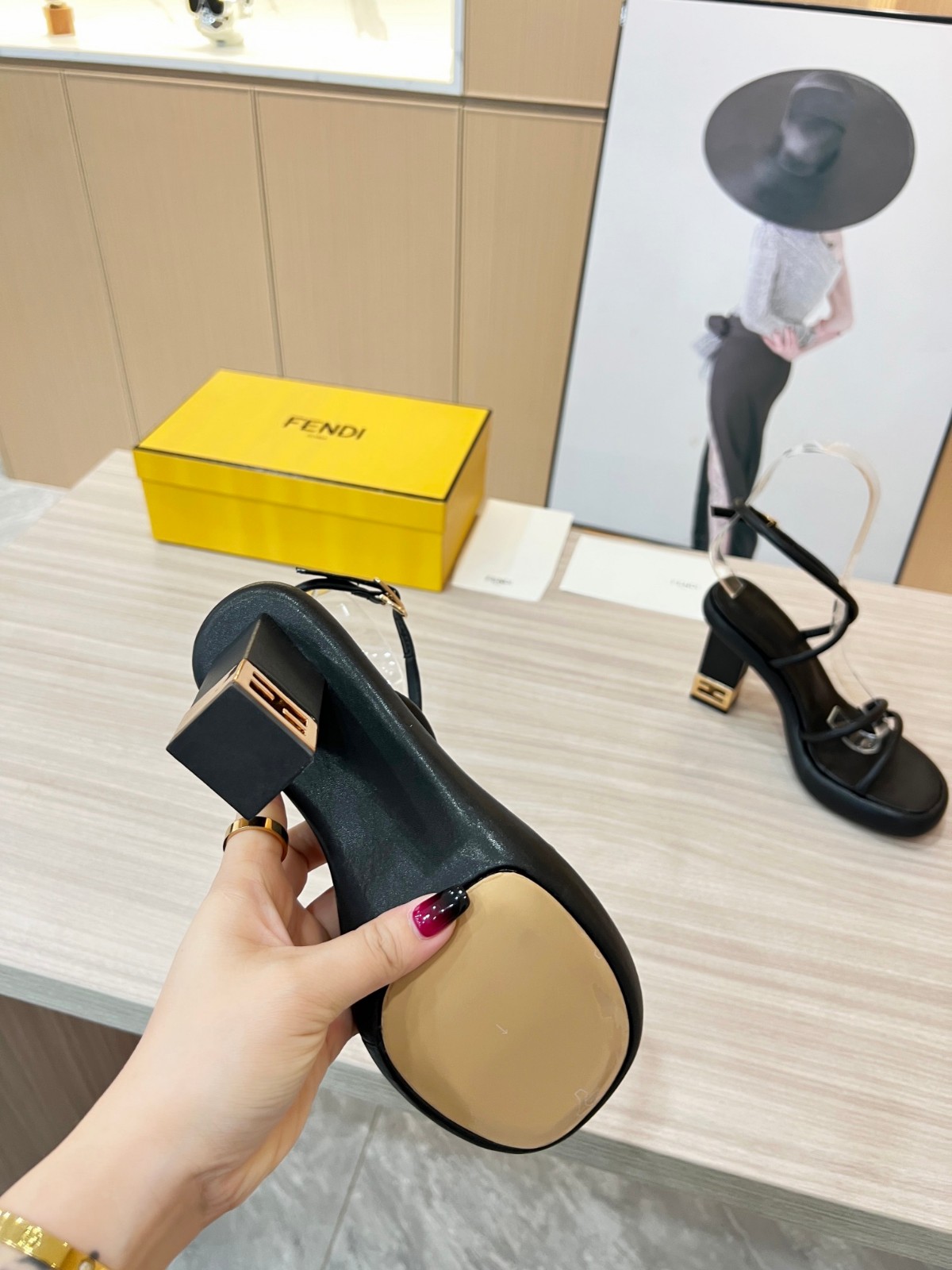 人気 シンプル フェンディ バゲットサンダル コピー レディース ブラック-3