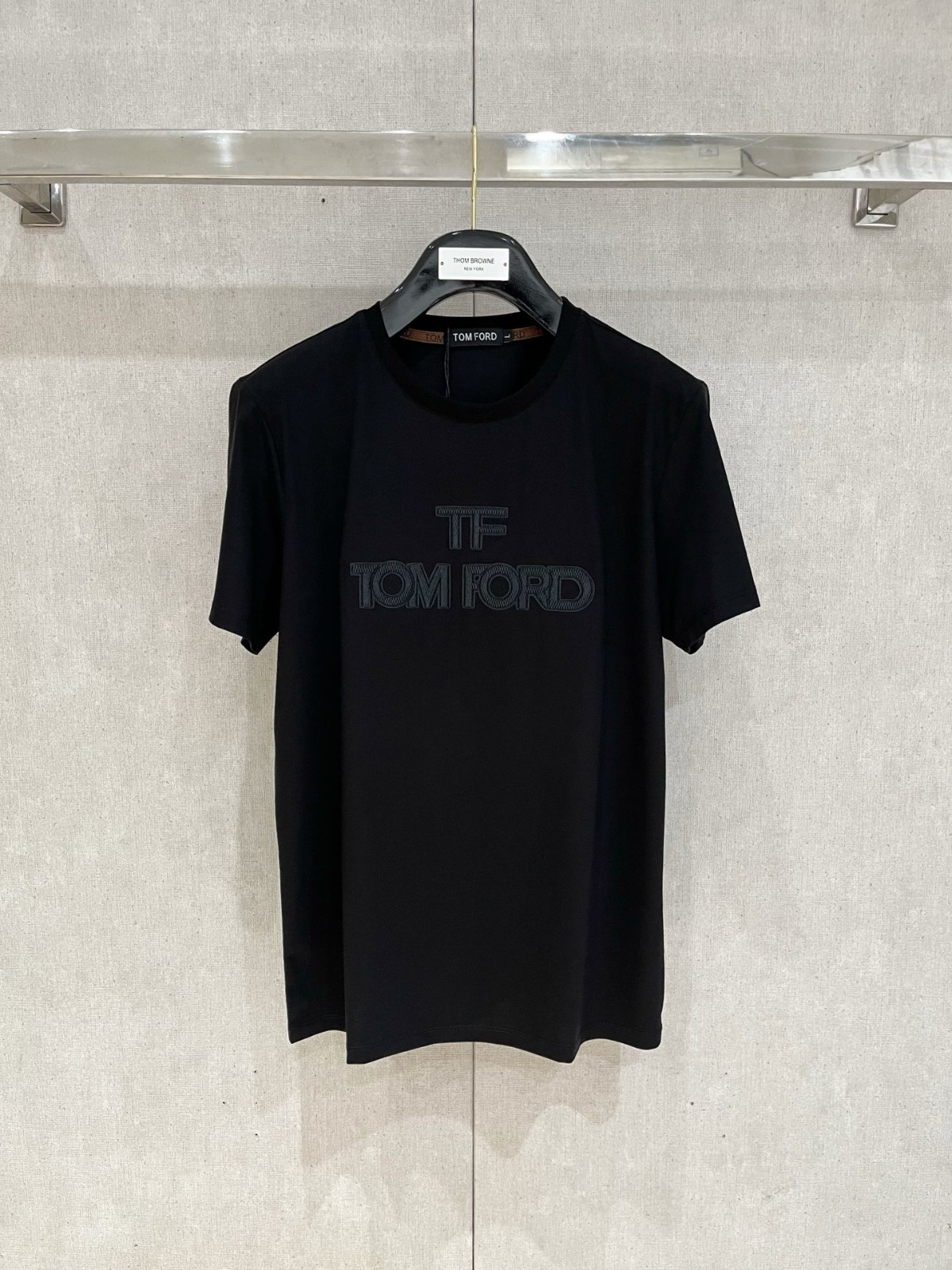 シンプル ロゴ入り クルーネック 半袖Tシャツ トムフォード Tシャツ 偽物 ブラック-2