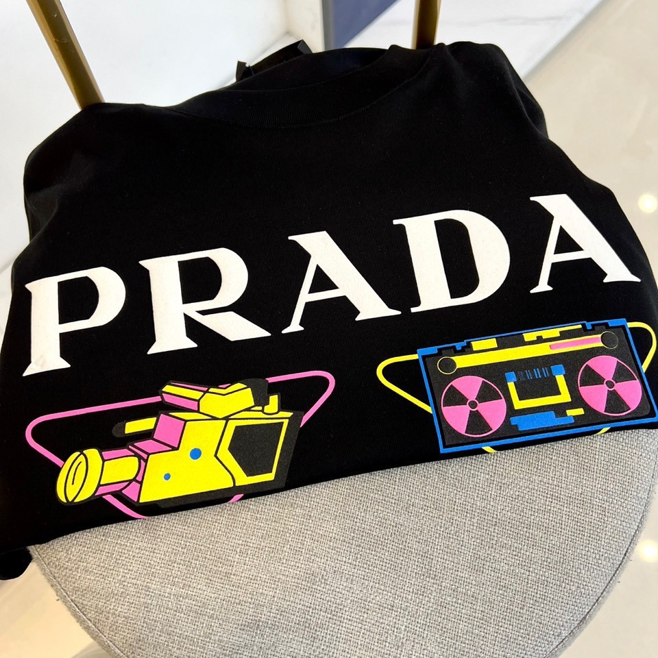 目を惹く プリント クルーネック 半袖Tシャツ プラダ Tシャツ 偽物 ブラック-0