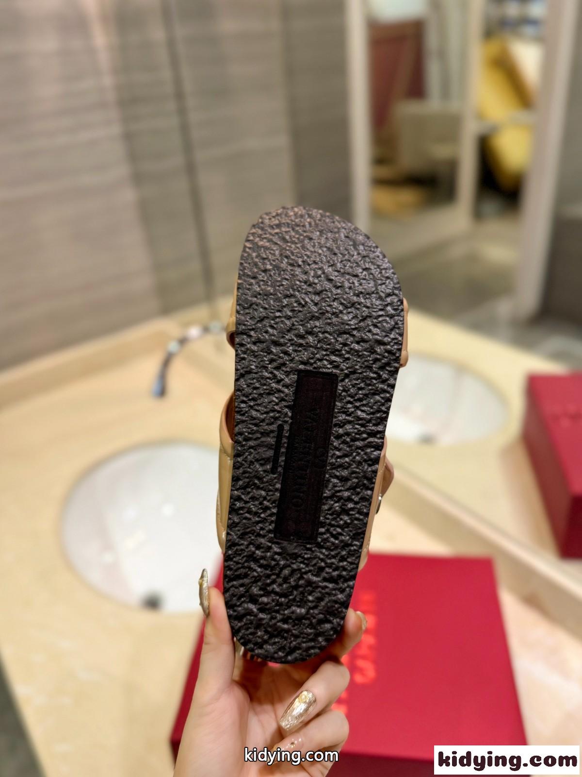 ヴァレンティノ スーパーコピー ファスフレンド レザー スライドサンダル ベージュ-4