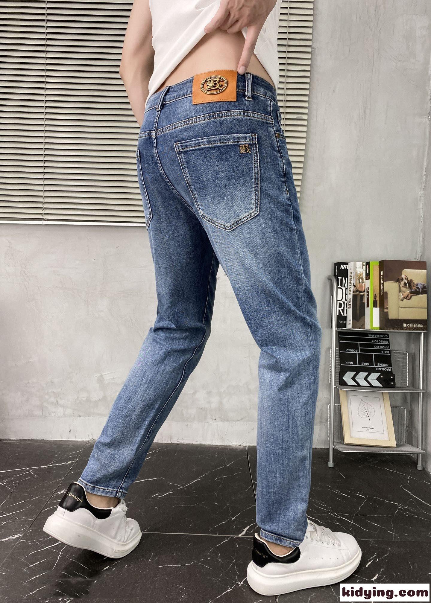 カジュアル ゆったり ロエベ ジーンズ コピー メンズ デニムパンツ ロングパンツ ファッション 合わせやすい-4