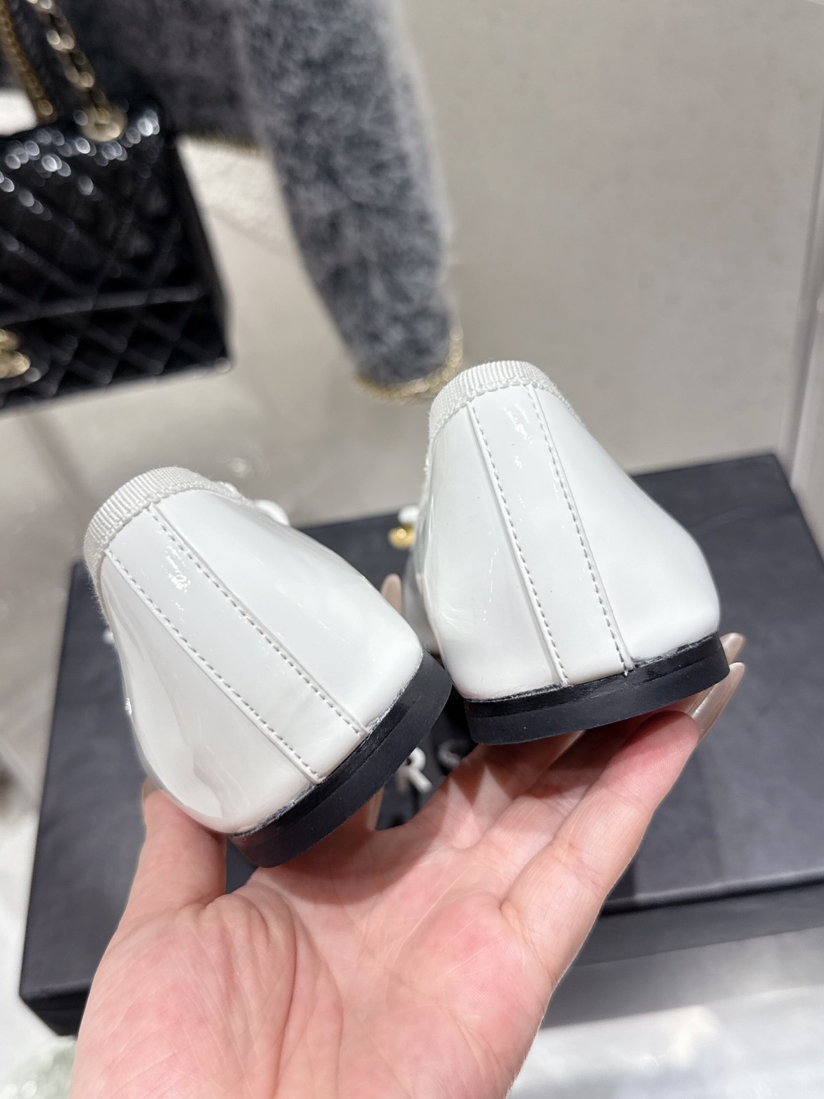 オペラ ボウ パテント バレエシューズ ヴェルサーチェ パンプス 偽物 ホワイト-3